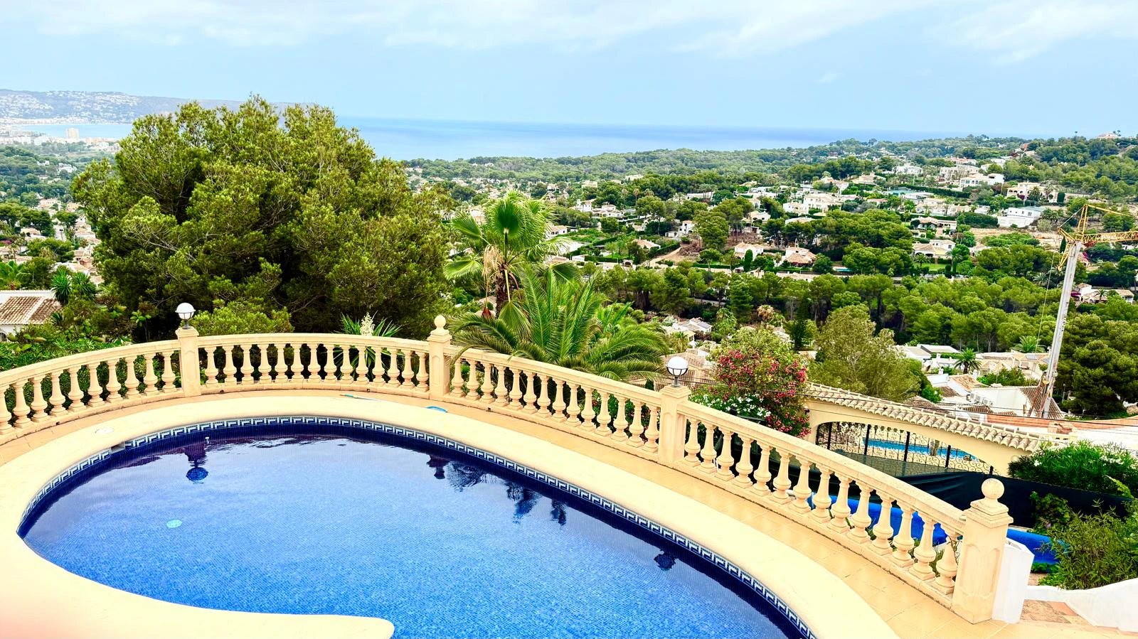 Charmante villa de style ibicenco avec vue panoramique sur la mer à Jávea.