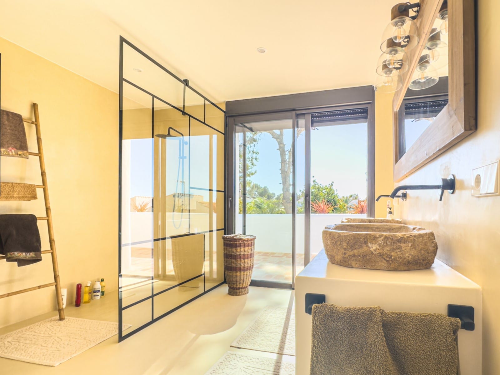 Ibizan-style villa with sea views for sale in Moraira, near El Portet and the Moraira Center.