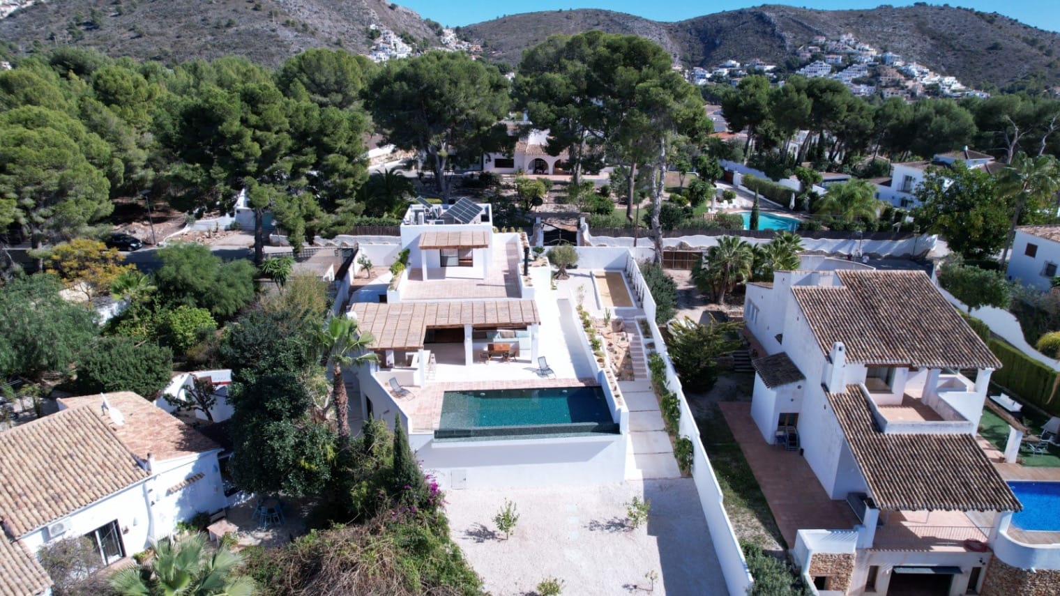 Ibizan-style villa with sea views for sale in Moraira, near El Portet and the Moraira Center.