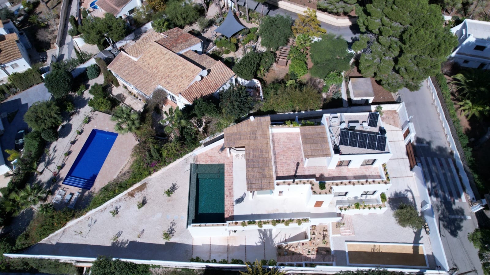 Ibizan-style villa with sea views for sale in Moraira, near El Portet and the Moraira Center.
