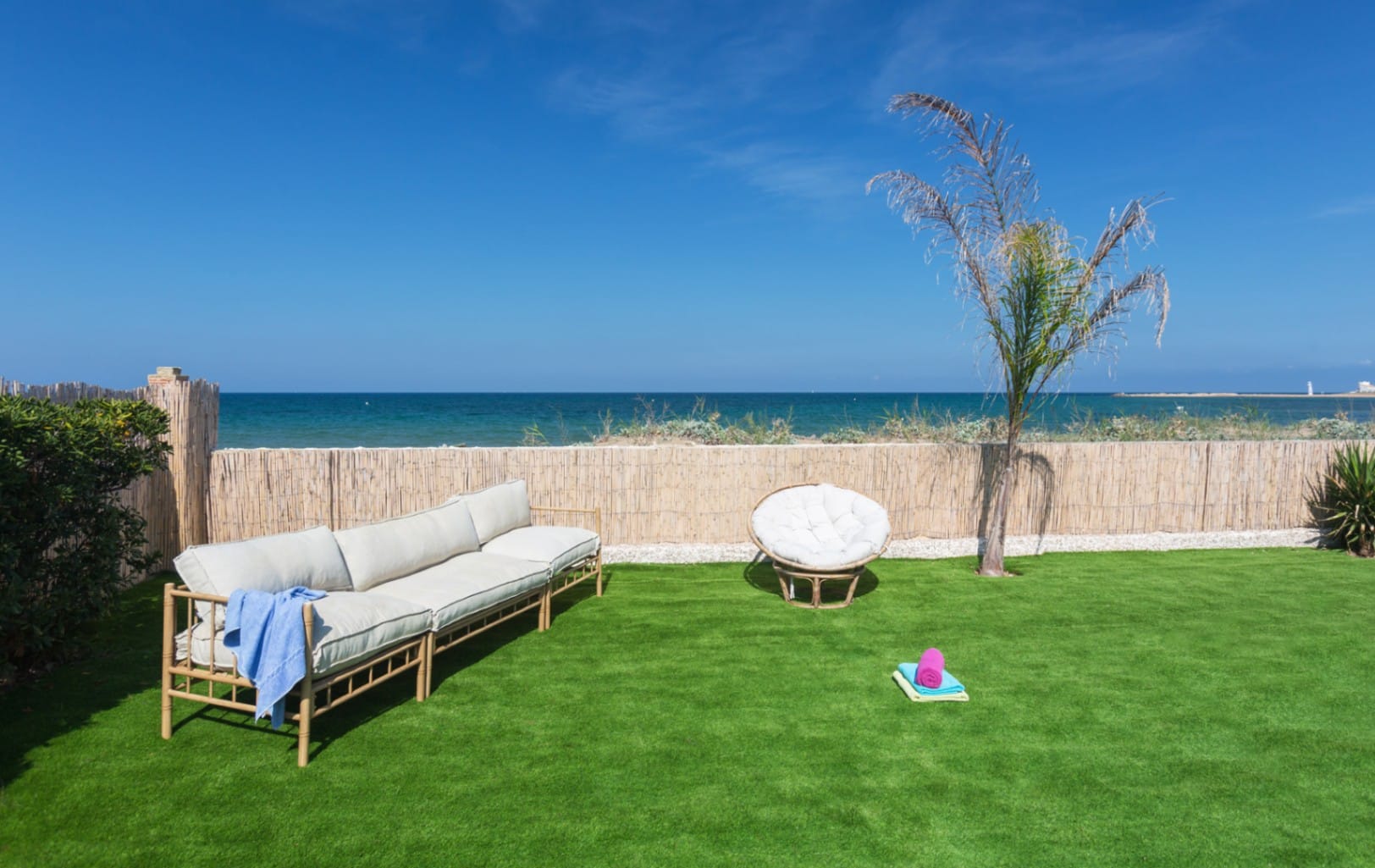 Villa de playa única con acceso directo a la playa en Denia