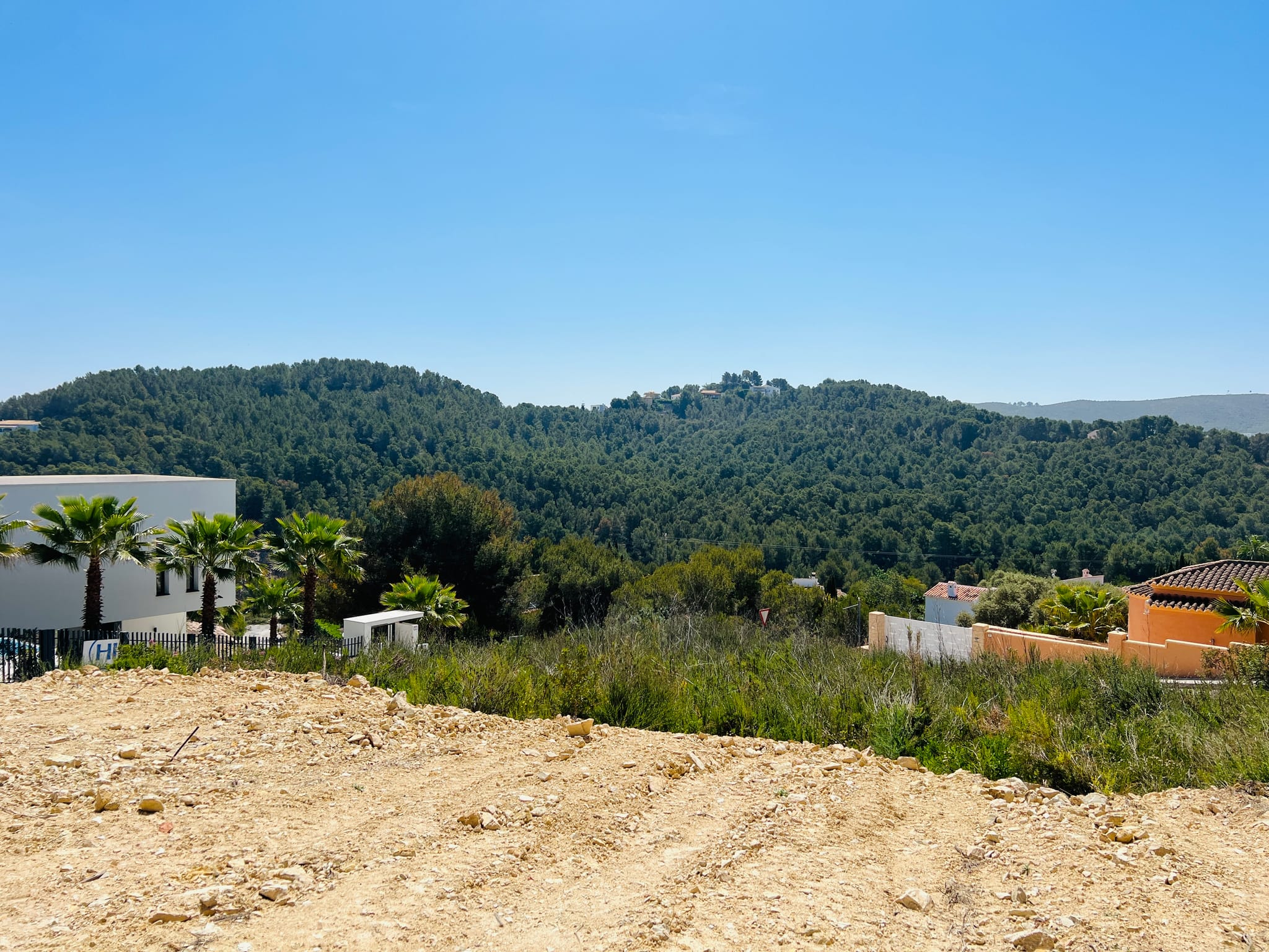 Fantástico proyecto de villa moderna con licencia y vistas al mar