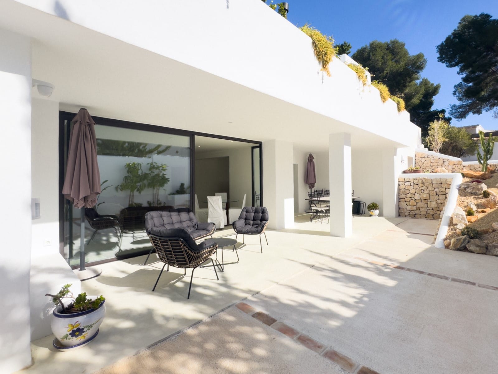 Ibizan-style villa with sea views for sale in Moraira, near El Portet and the Moraira Center.