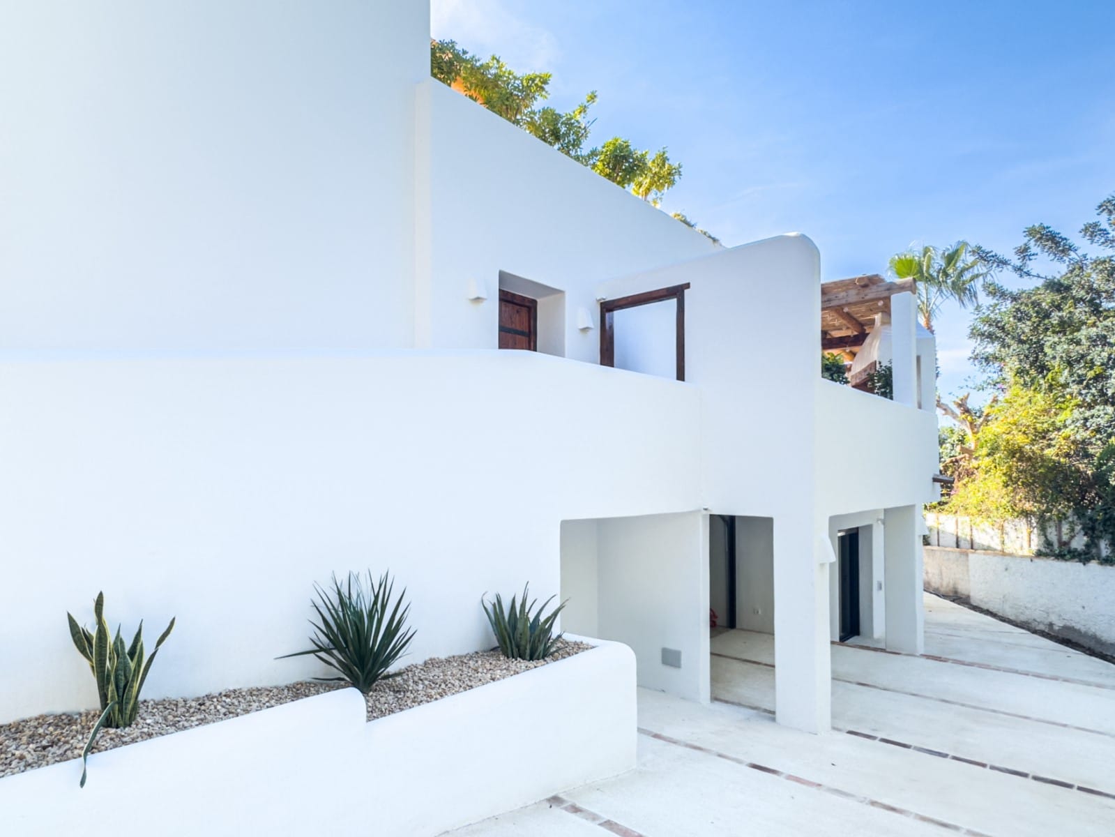 Ibizan-style villa with sea views for sale in Moraira, near El Portet and the Moraira Center.