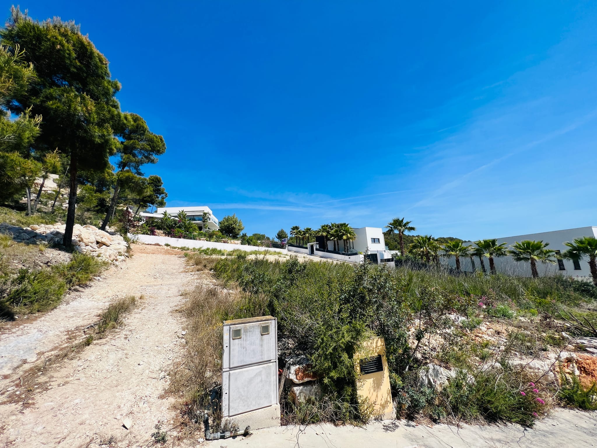 Fantástico proyecto de villa moderna con licencia y vistas al mar