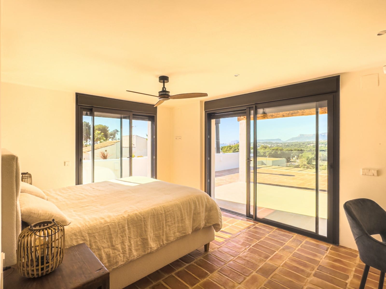 Ibizan-style villa with sea views for sale in Moraira, near El Portet and the Moraira Center.