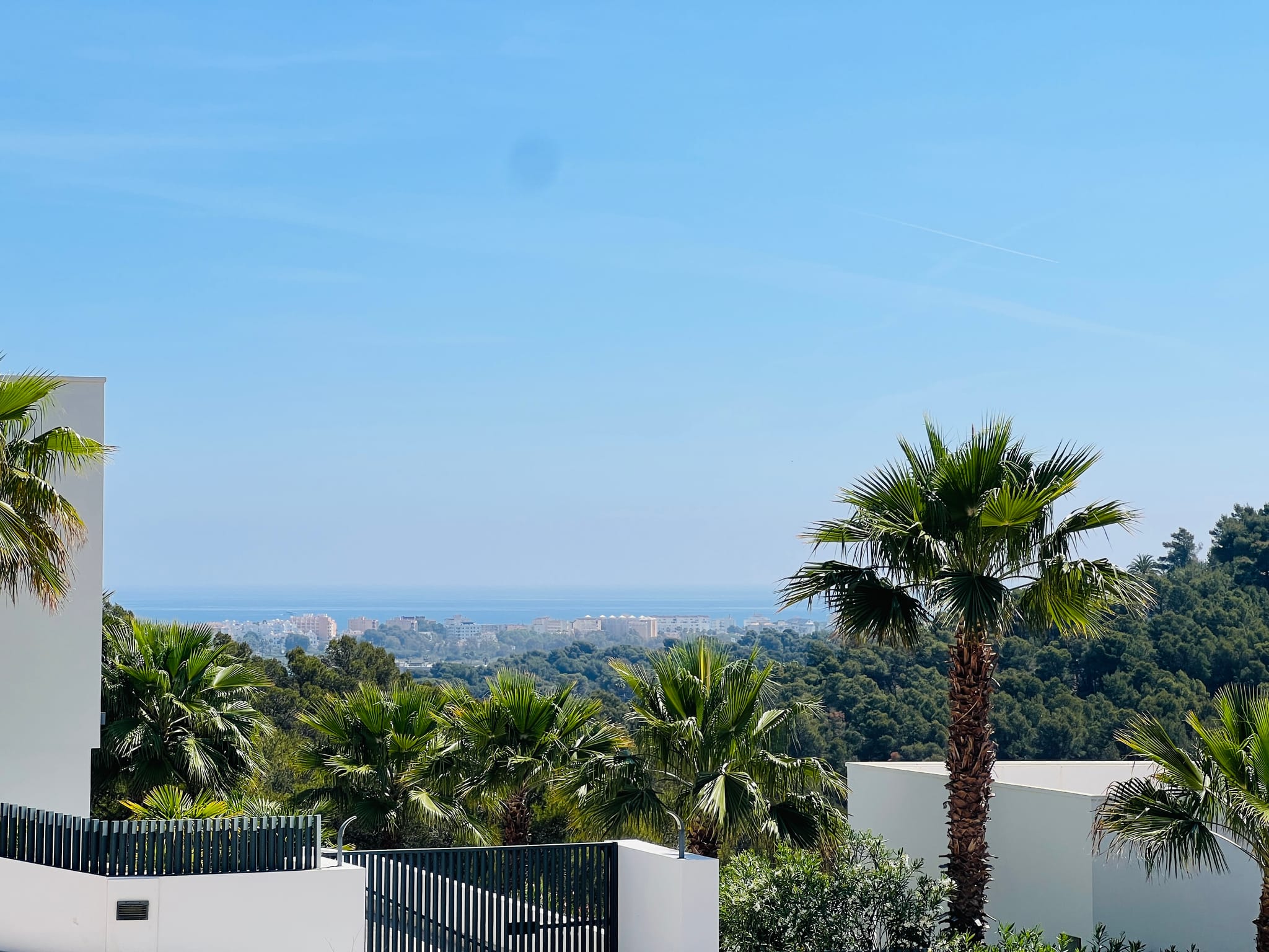 Fantástico proyecto de villa moderna con licencia y vistas al mar