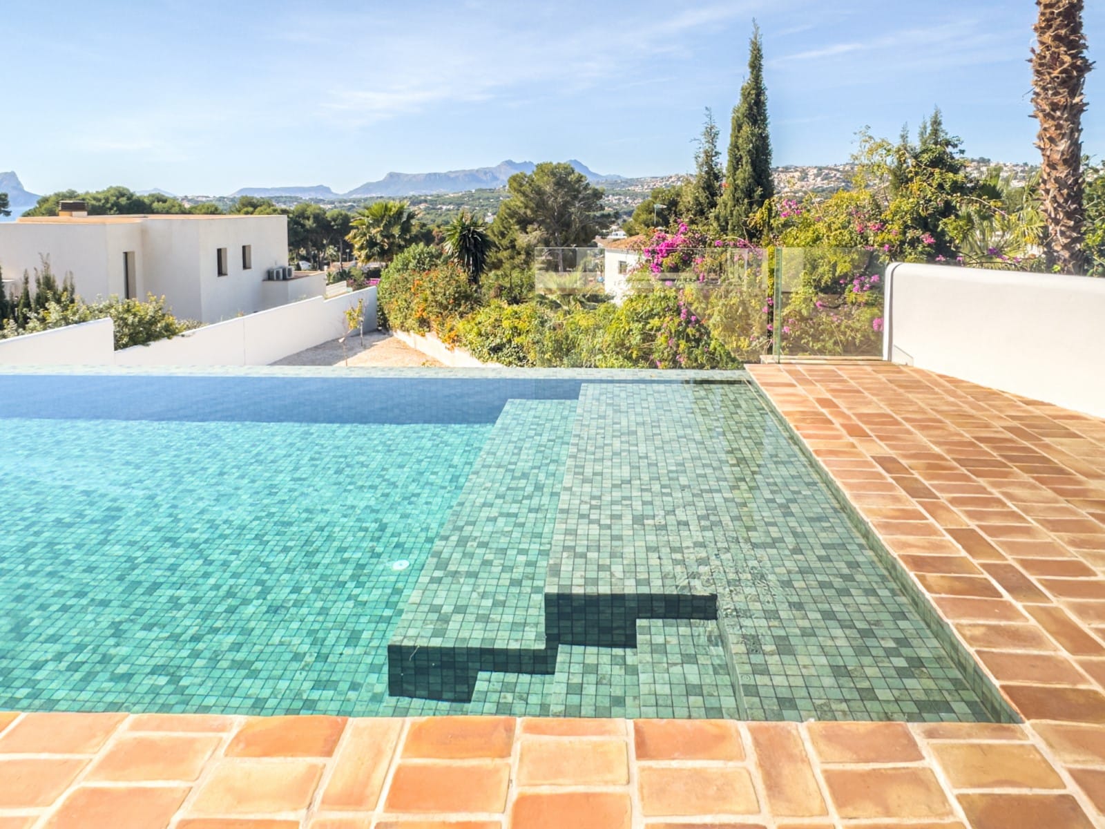 Ibizan-style villa with sea views for sale in Moraira, near El Portet and the Moraira Center.