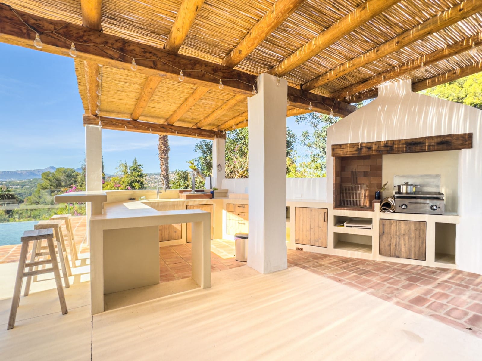 Ibizan-style villa with sea views for sale in Moraira, near El Portet and the Moraira Center.