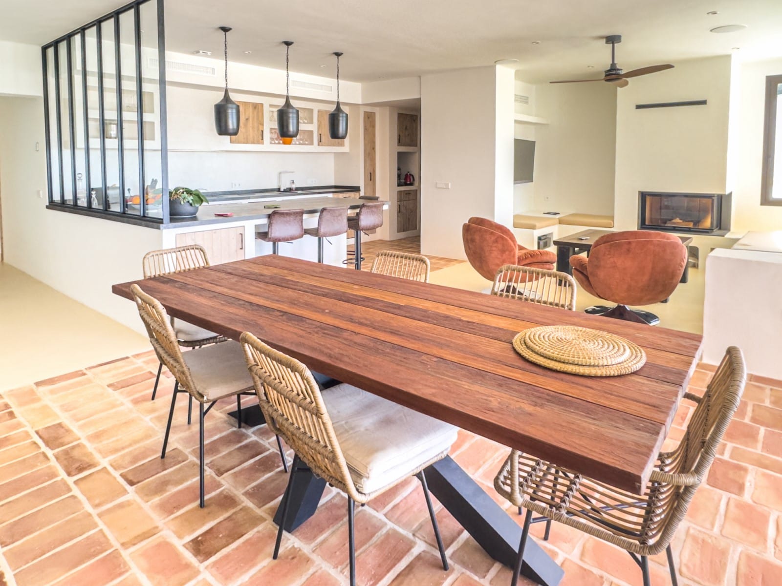 Ibizan-style villa with sea views for sale in Moraira, near El Portet and the Moraira Center.