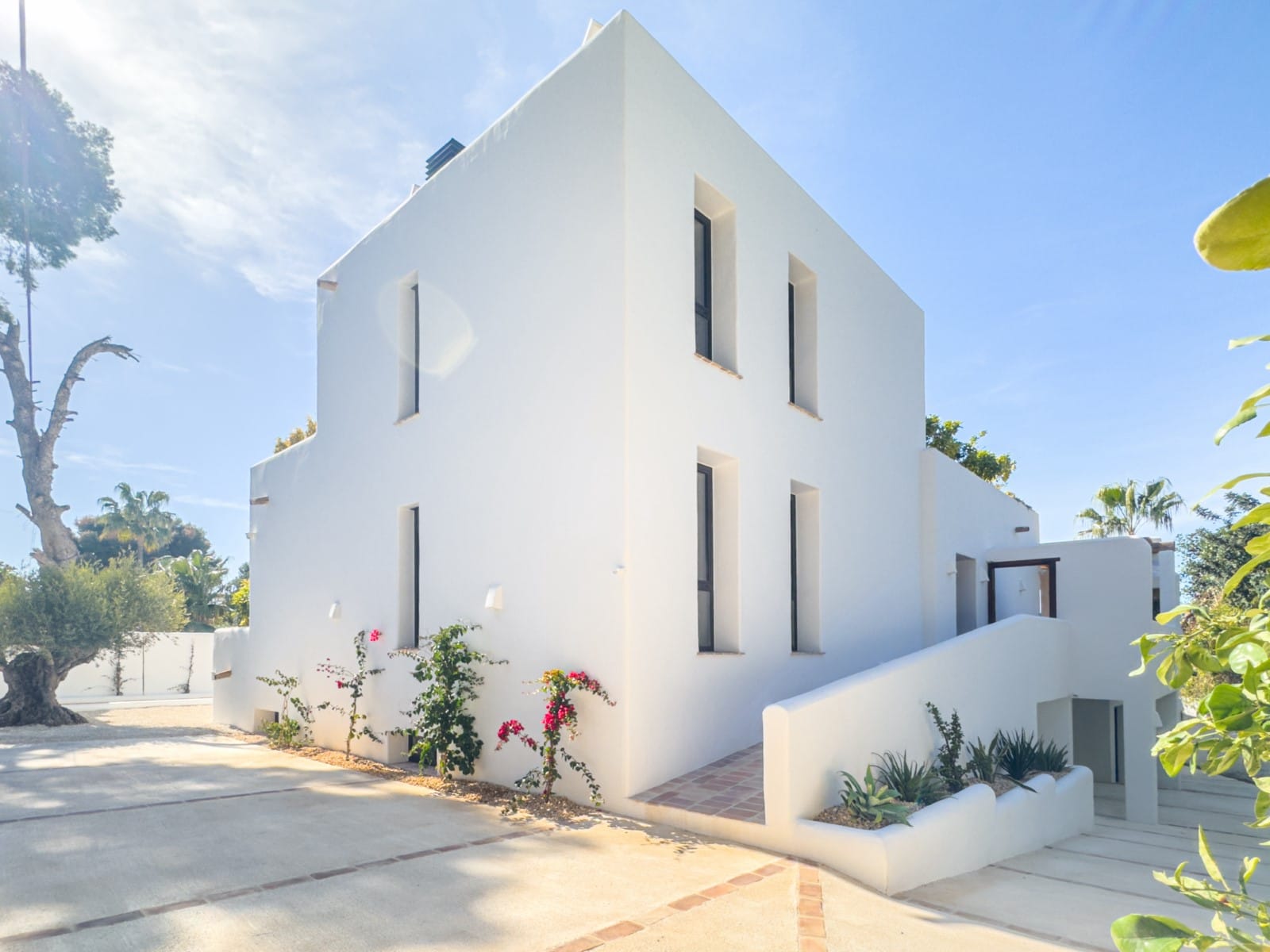 Ibizan-style villa with sea views for sale in Moraira, near El Portet and the Moraira Center.