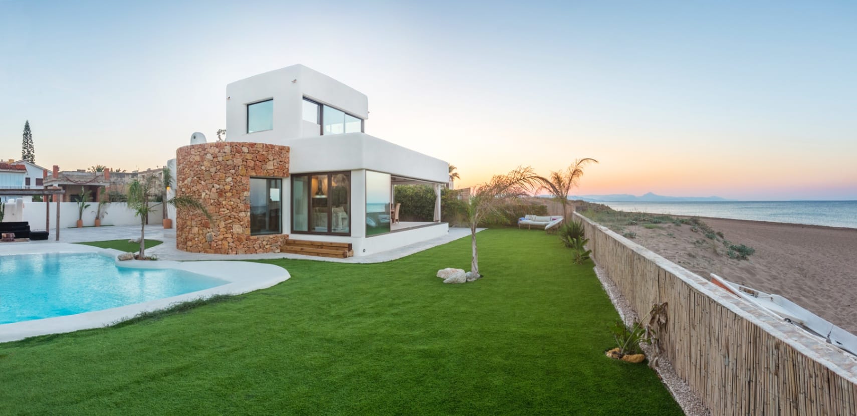Villa de playa única con acceso directo a la playa en Denia