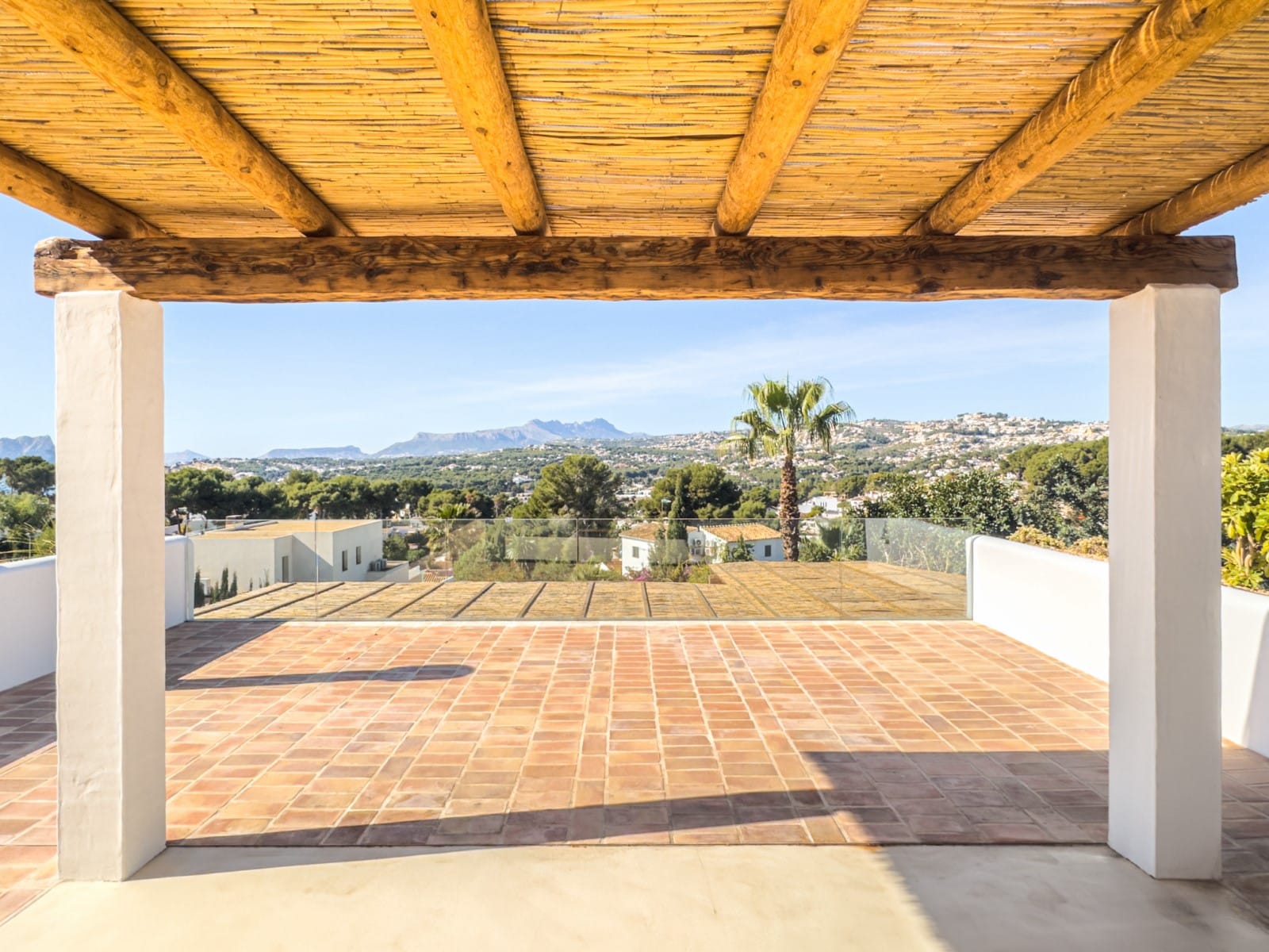 Ibizan-style villa with sea views for sale in Moraira, near El Portet and the Moraira Center.