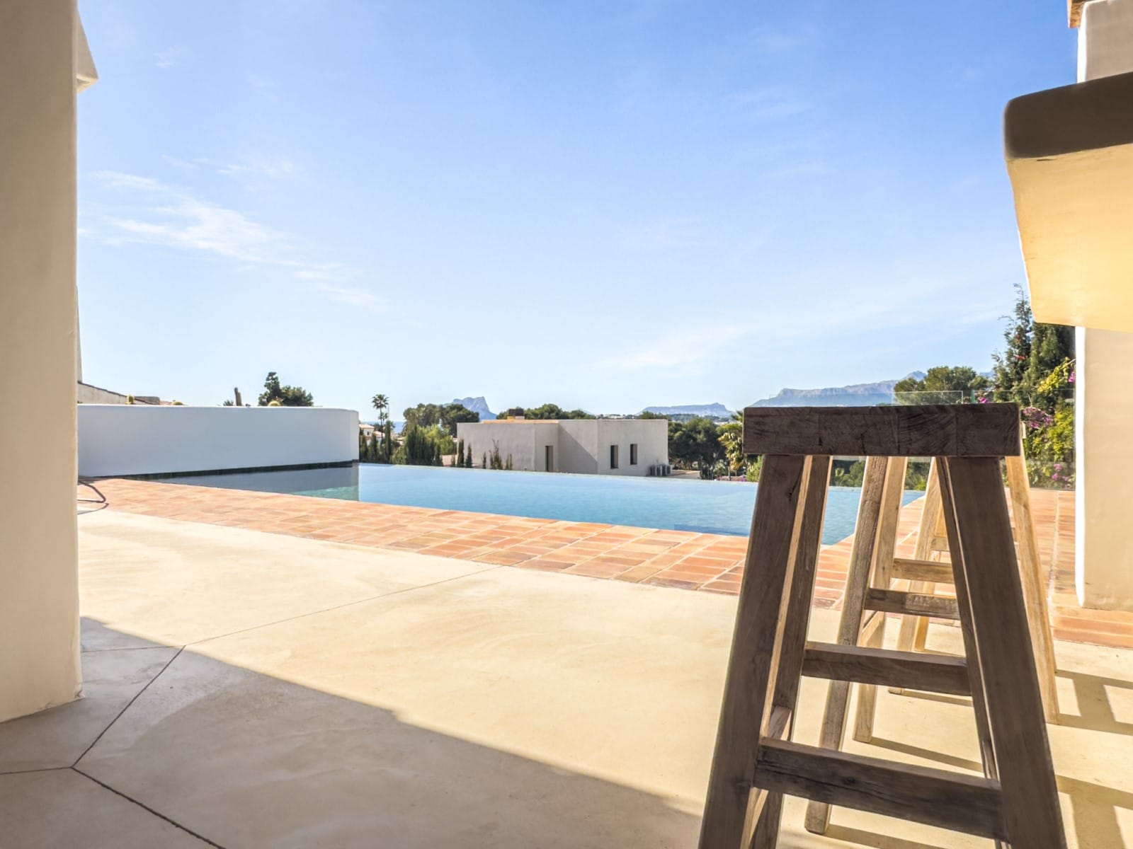 Ibizan-style villa with sea views for sale in Moraira, near El Portet and the Moraira Center.