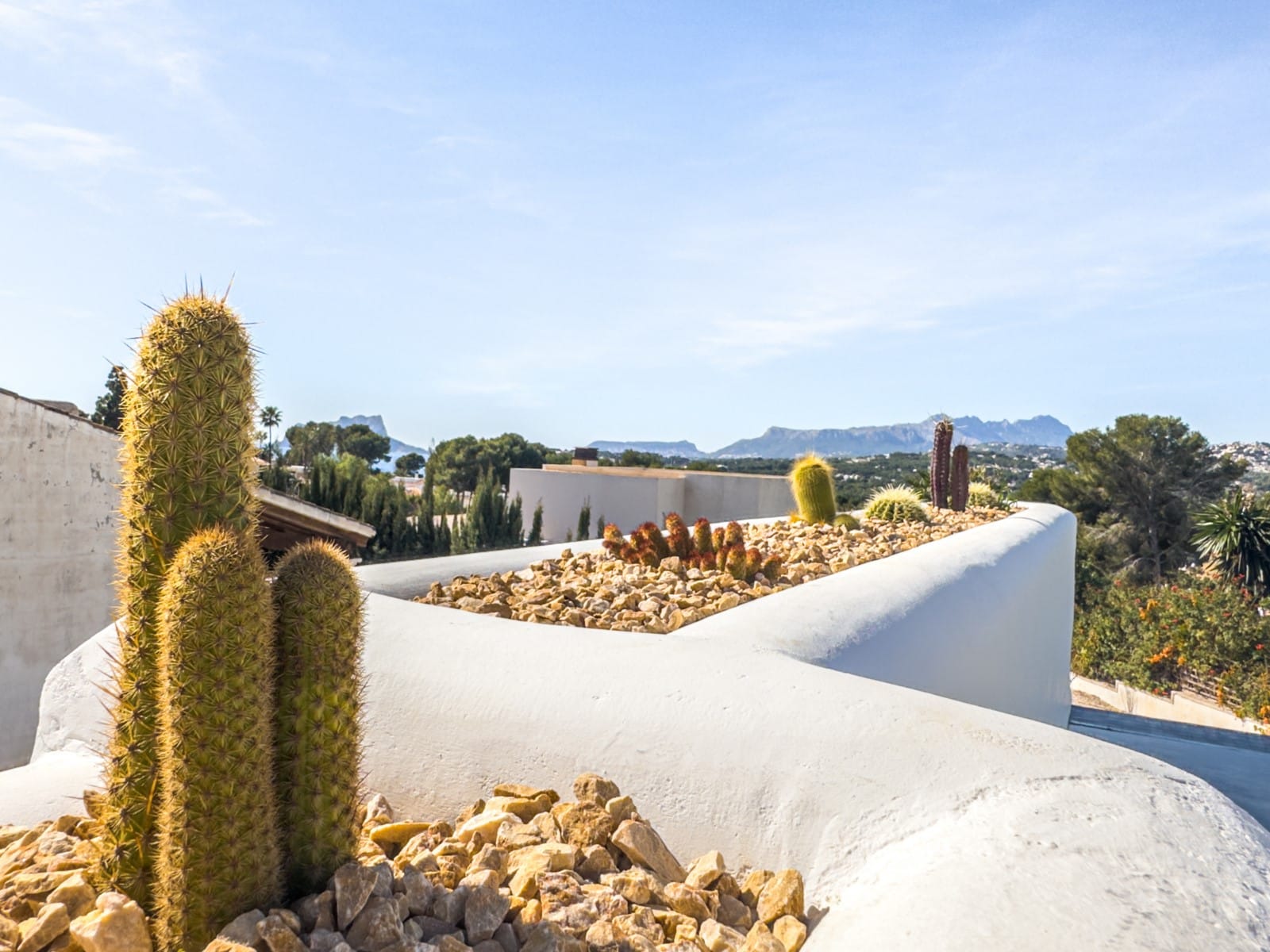 Ibizan-style villa with sea views for sale in Moraira, near El Portet and the Moraira Center.