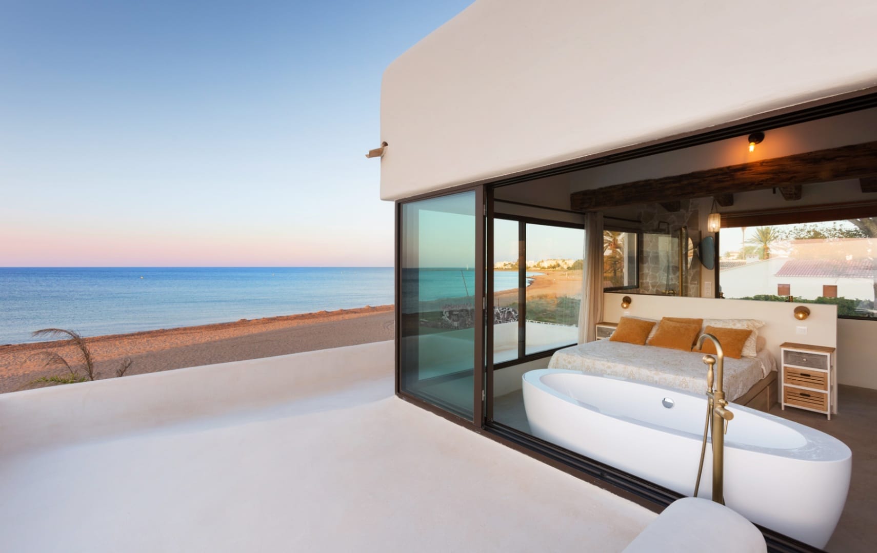 Villa de playa única con acceso directo a la playa en Denia