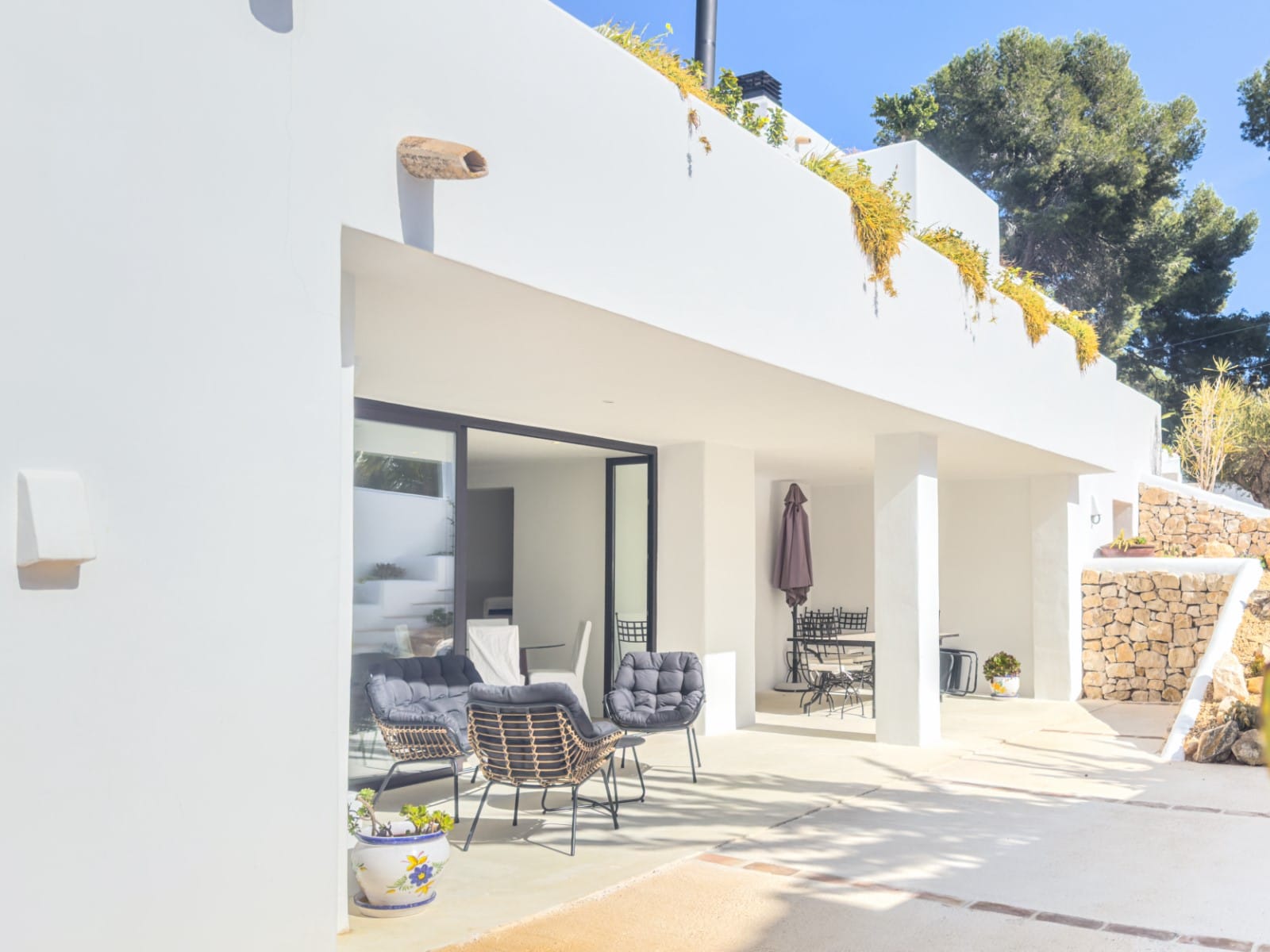 Ibizan-style villa with sea views for sale in Moraira, near El Portet and the Moraira Center.