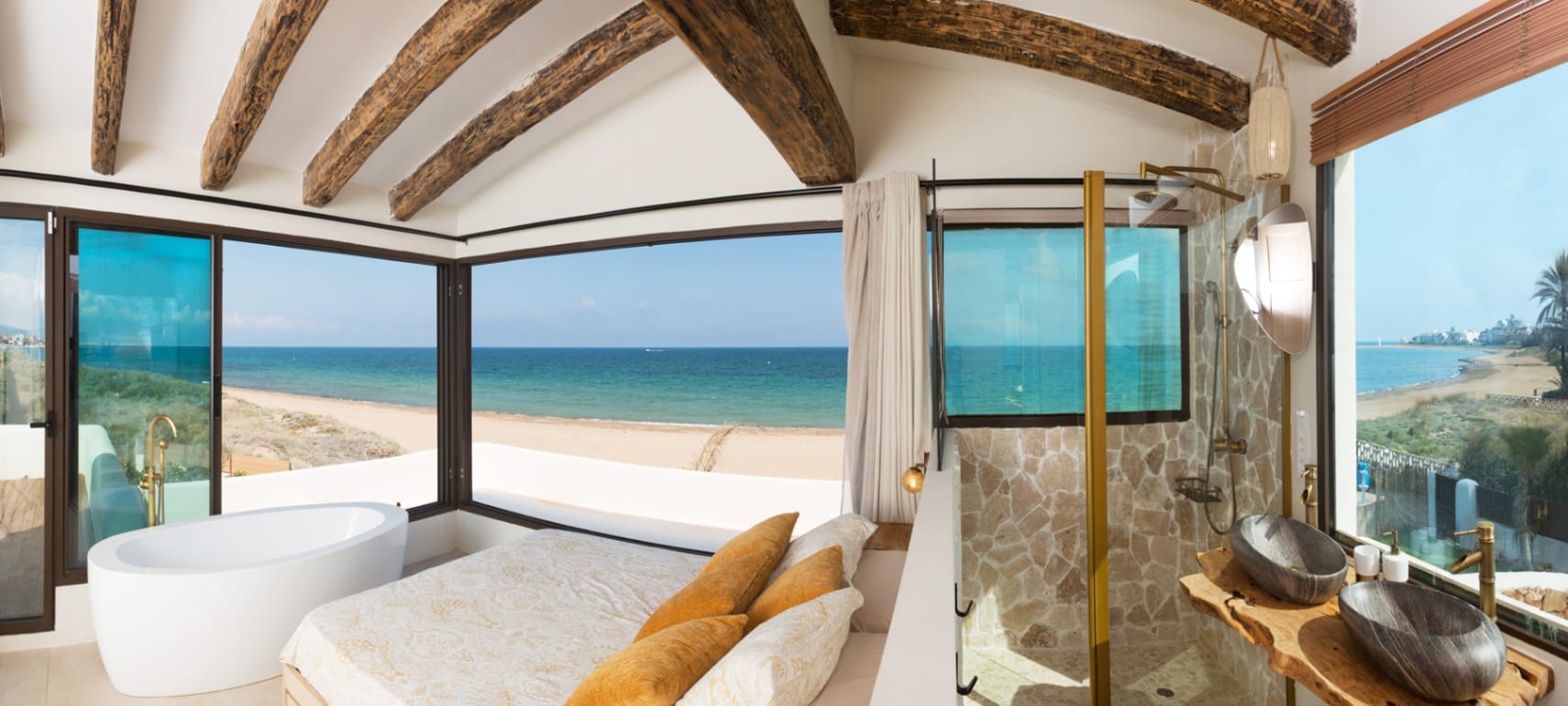 Villa de playa única con acceso directo a la playa en Denia
