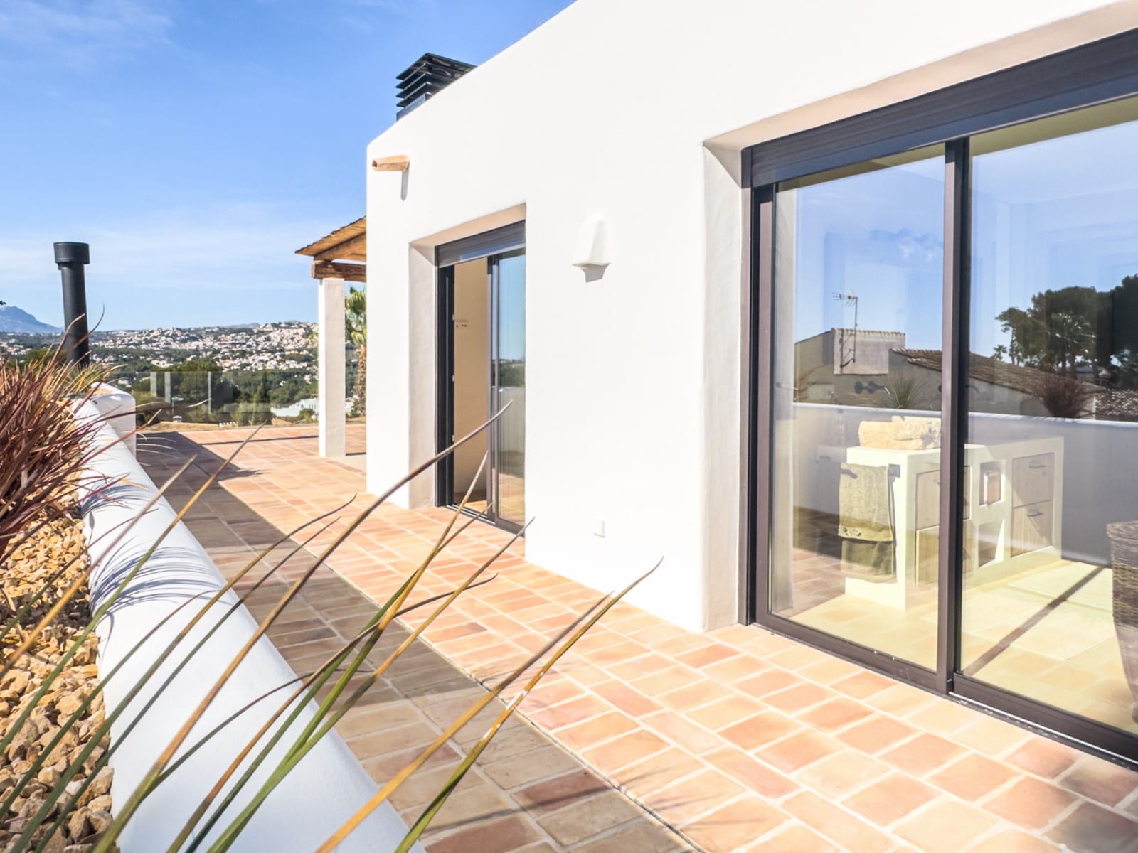 Ibizan-style villa with sea views for sale in Moraira, near El Portet and the Moraira Center.
