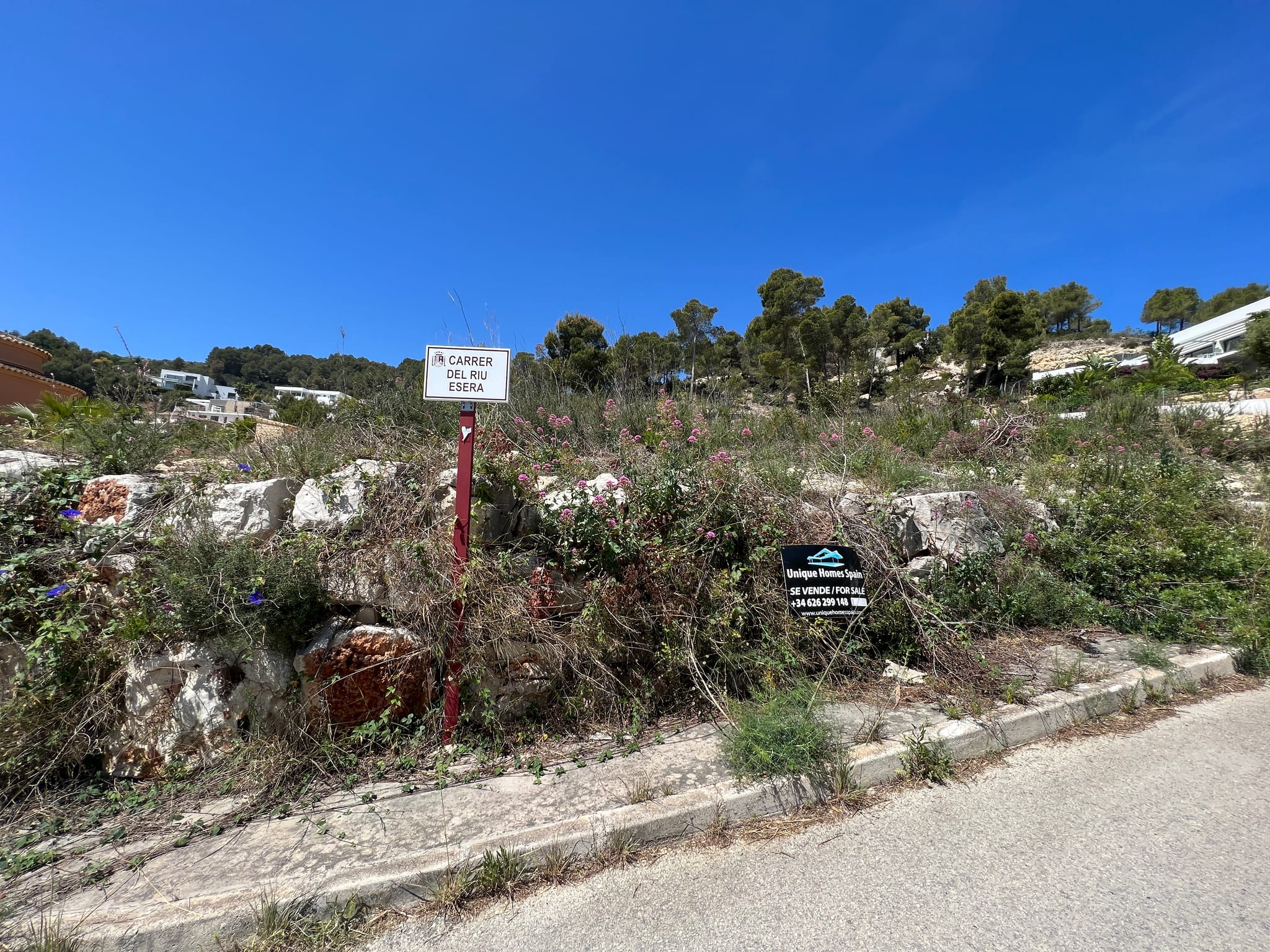 Fantástico proyecto de villa moderna con licencia y vistas al mar