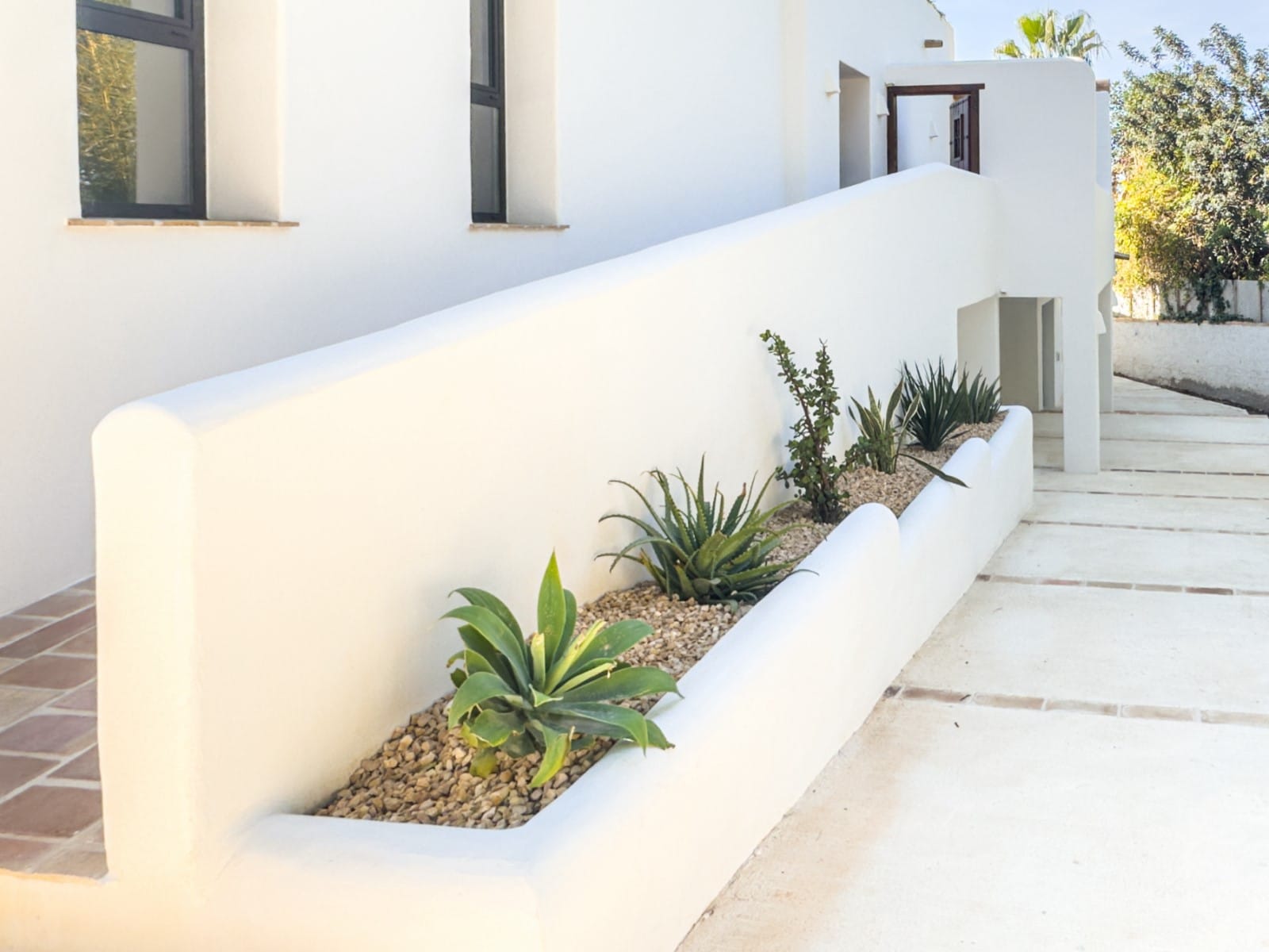 Ibizan-style villa with sea views for sale in Moraira, near El Portet and the Moraira Center.