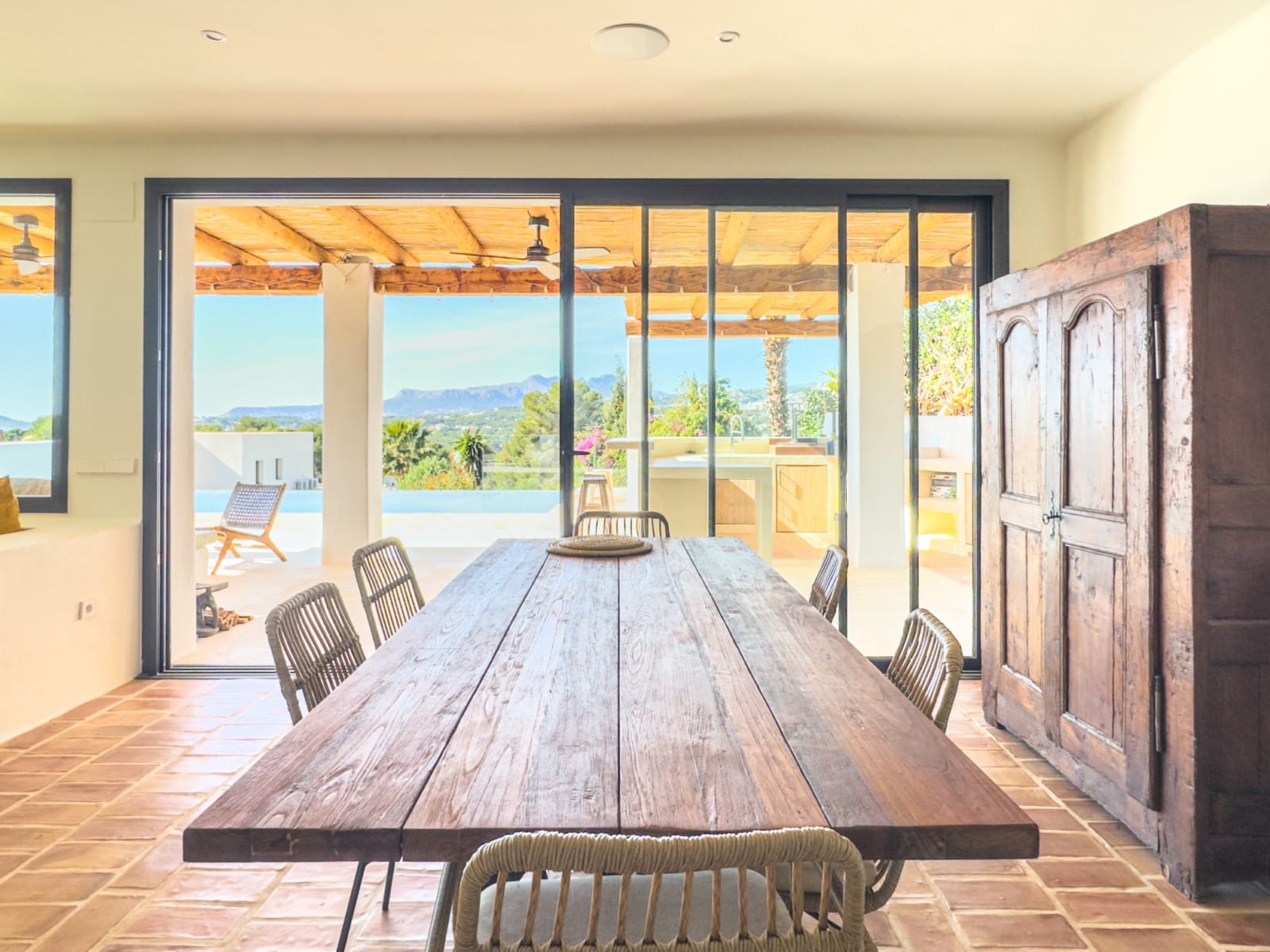 Ibizan-style villa with sea views for sale in Moraira, near El Portet and the Moraira Center.