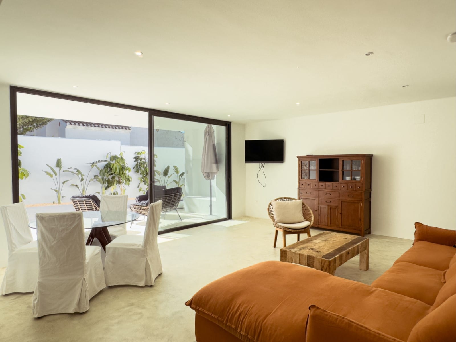Ibizan-style villa with sea views for sale in Moraira, near El Portet and the Moraira Center.