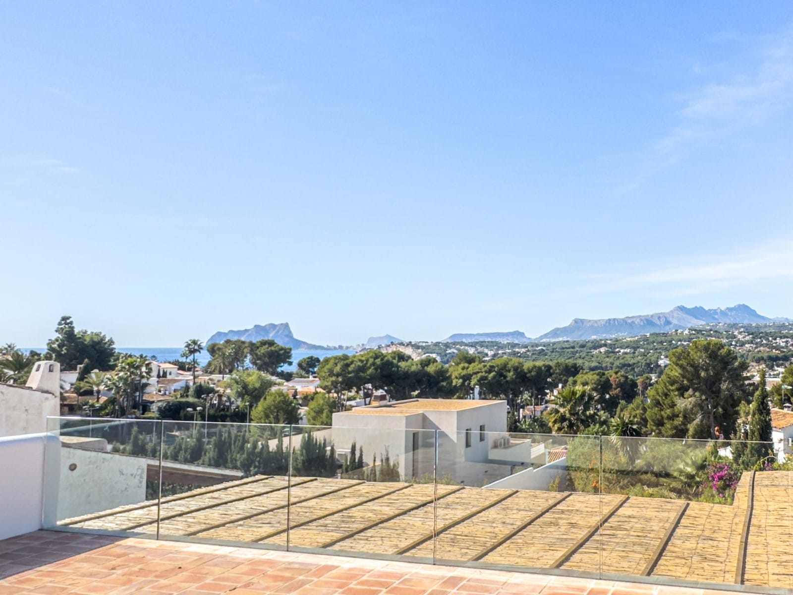 Ibizan-style villa with sea views for sale in Moraira, near El Portet and the Moraira Center.