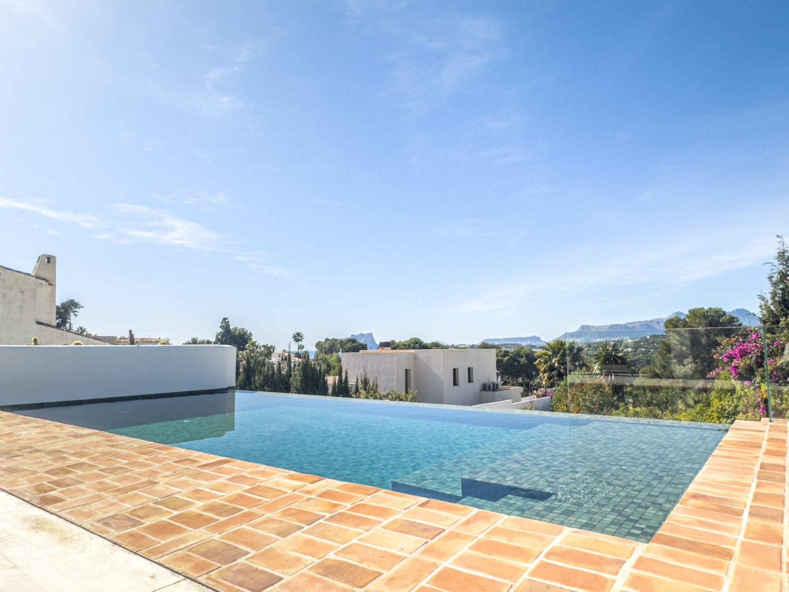 Ibizan-style villa with sea views for sale in Moraira, near El Portet and the Moraira Center.