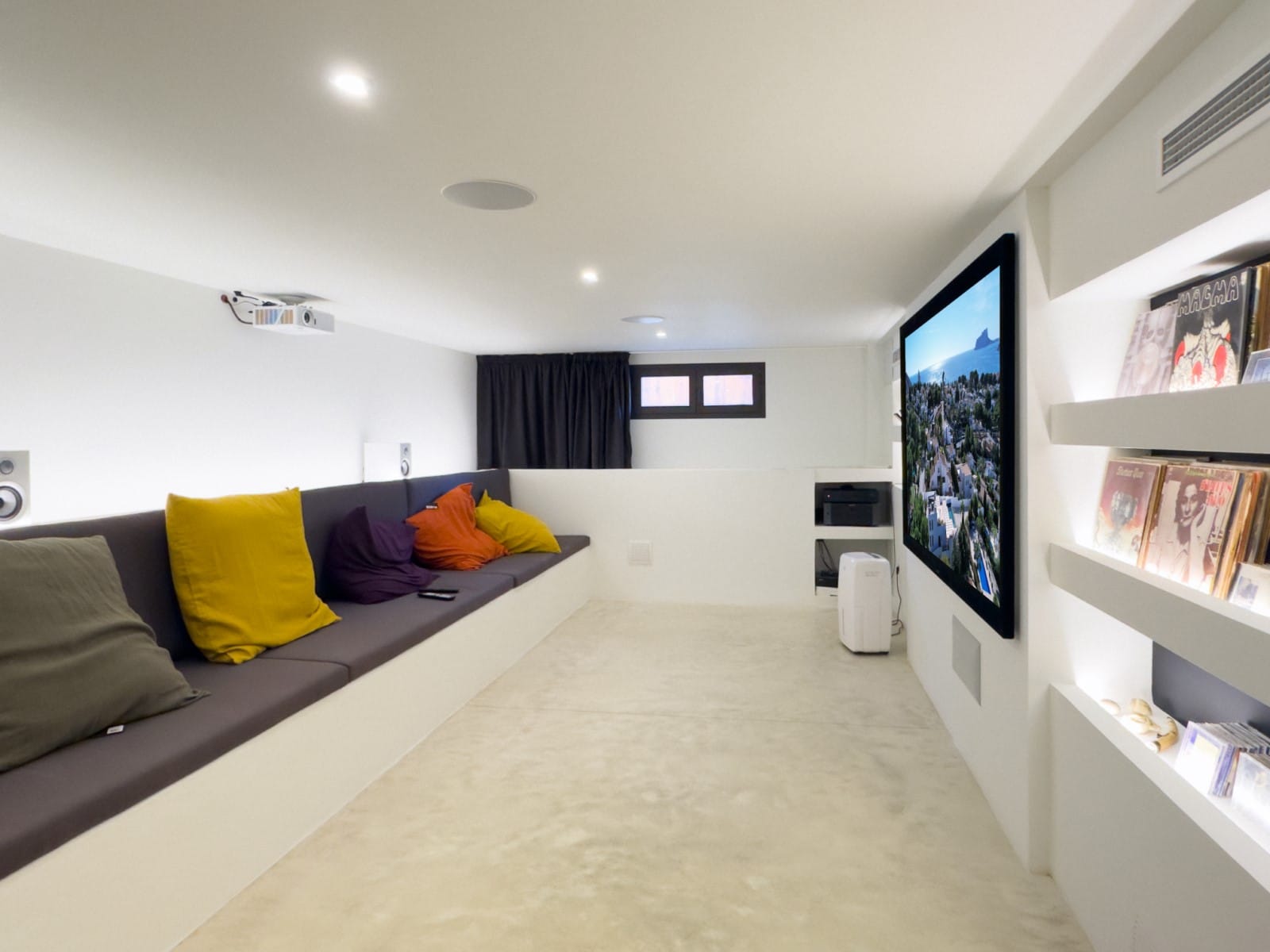 Ibizan-style villa with sea views for sale in Moraira, near El Portet and the Moraira Center.