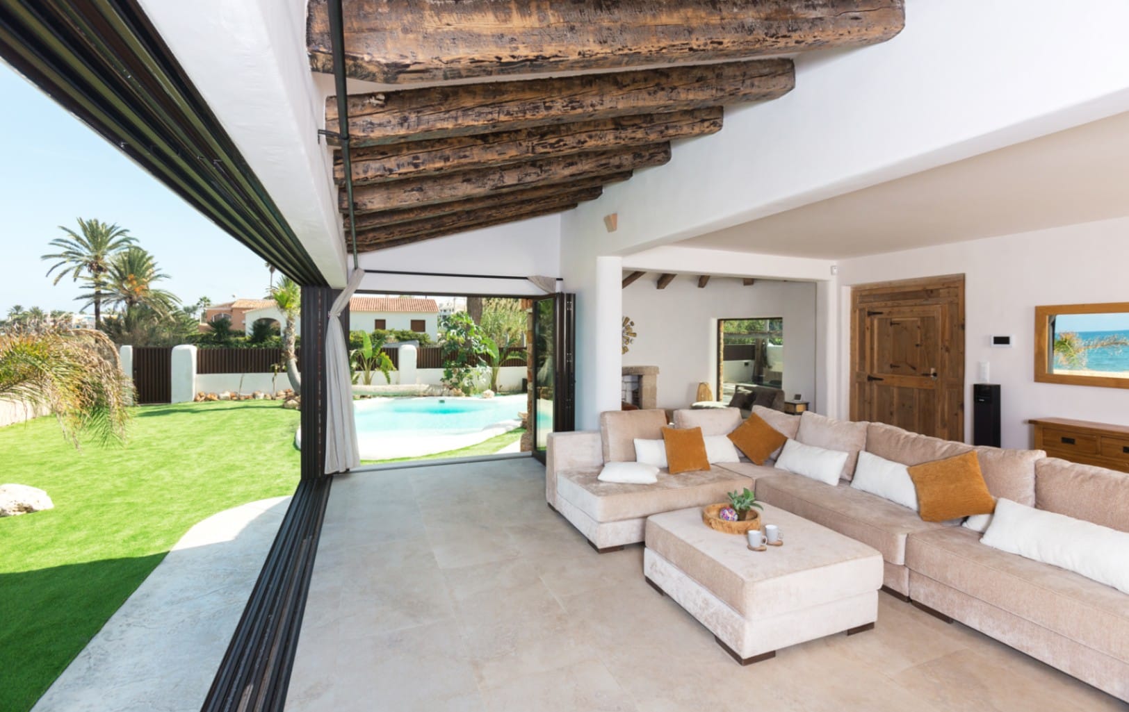 Villa de playa única con acceso directo a la playa en Denia