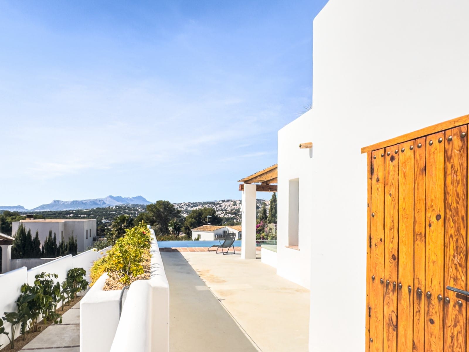 Ibizan-style villa with sea views for sale in Moraira, near El Portet and the Moraira Center.