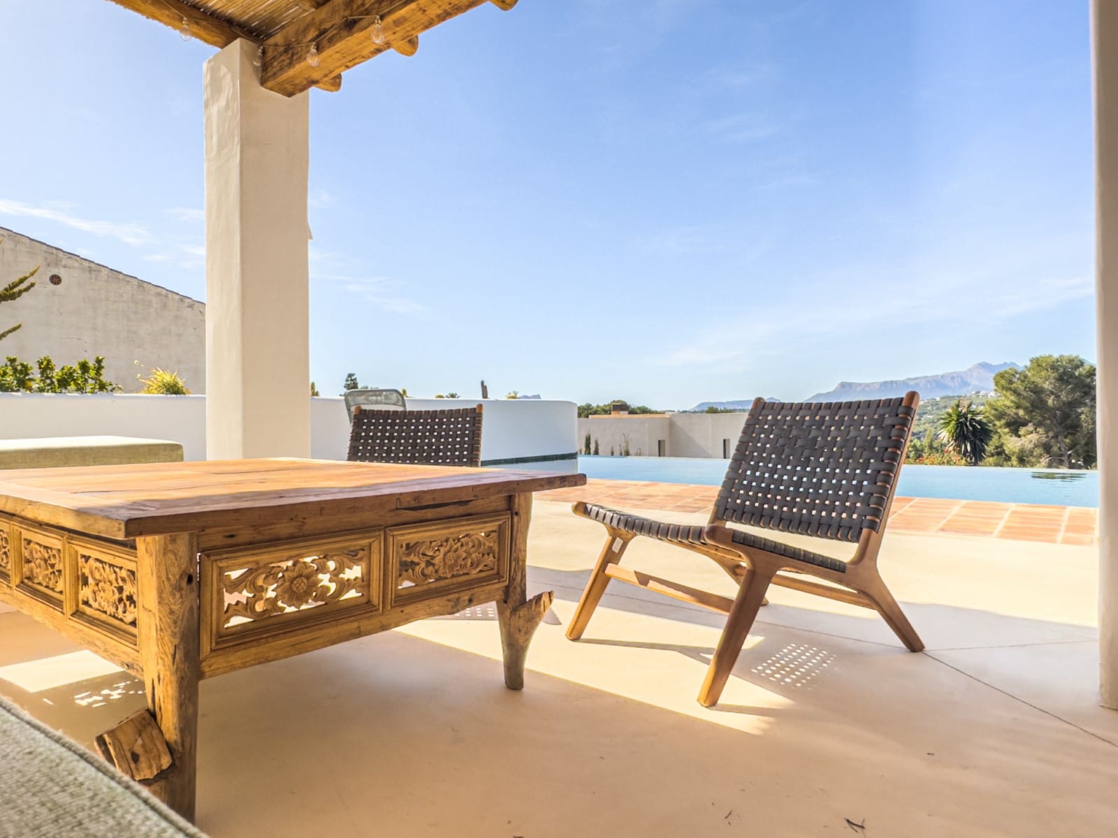Ibizan-style villa with sea views for sale in Moraira, near El Portet and the Moraira Center.