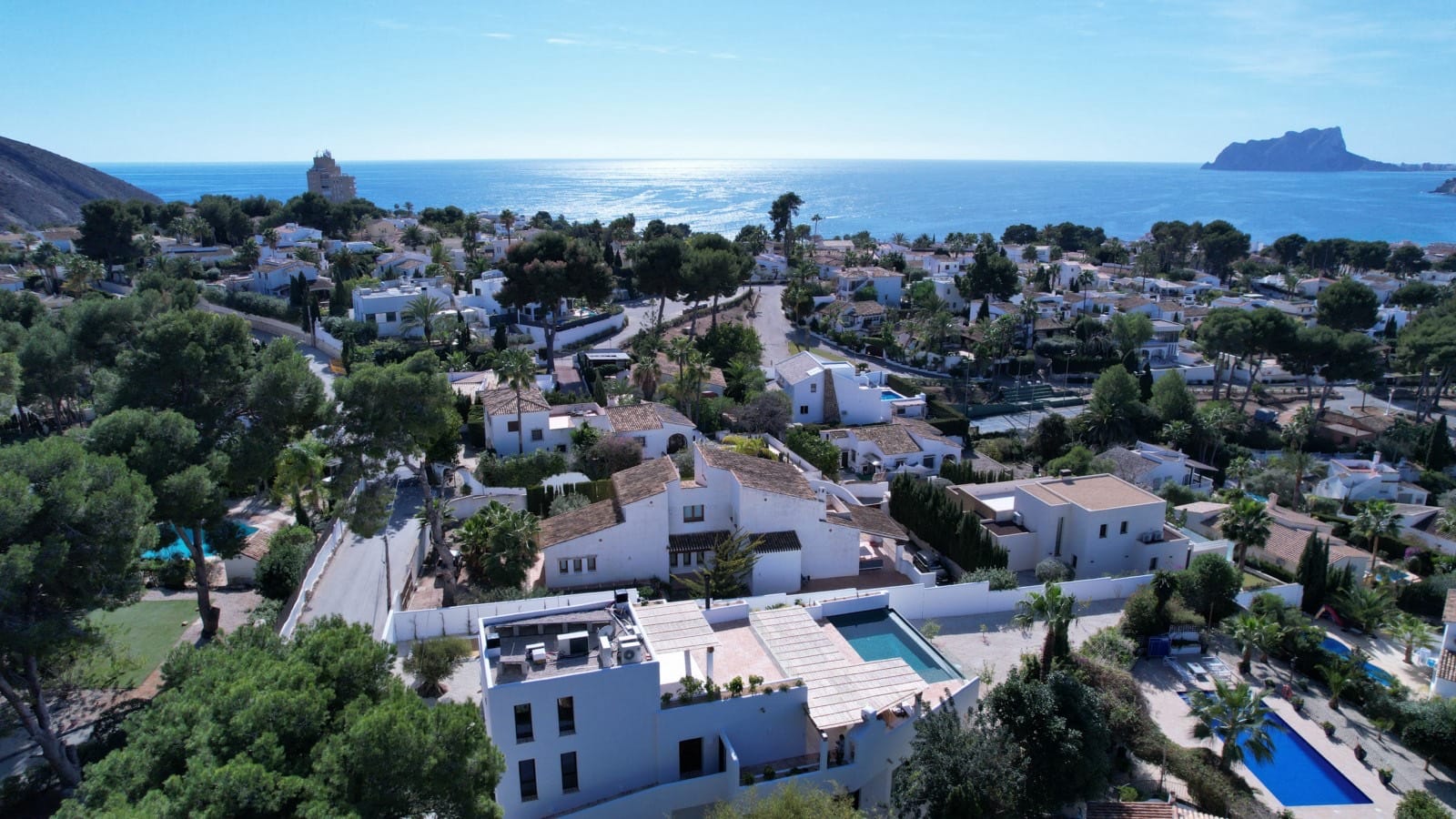 Ibizan-style villa with sea views for sale in Moraira, near El Portet and the Moraira Center.