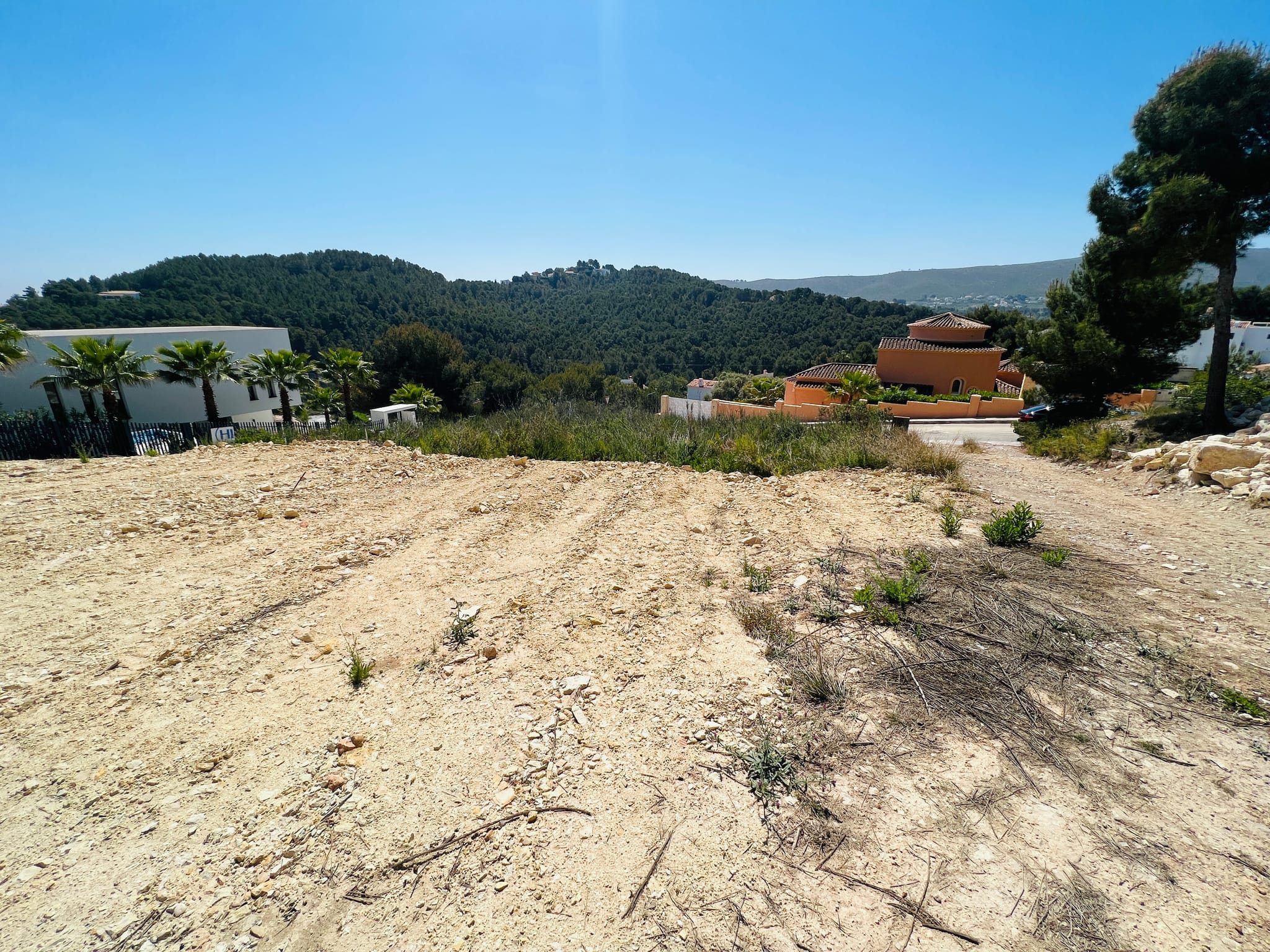 Fantástico proyecto de villa moderna con licencia y vistas al mar
