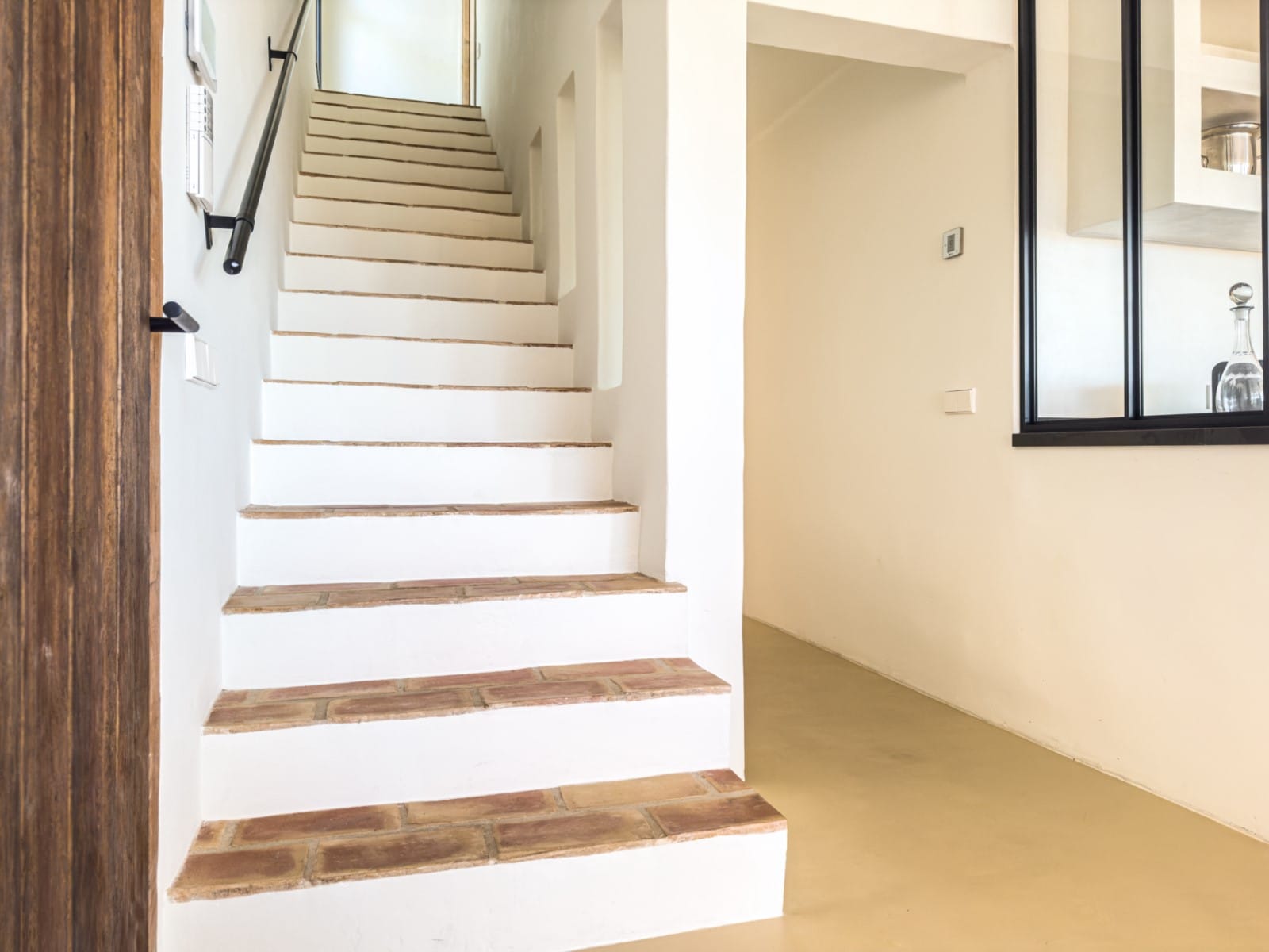 Ibizan-style villa with sea views for sale in Moraira, near El Portet and the Moraira Center.
