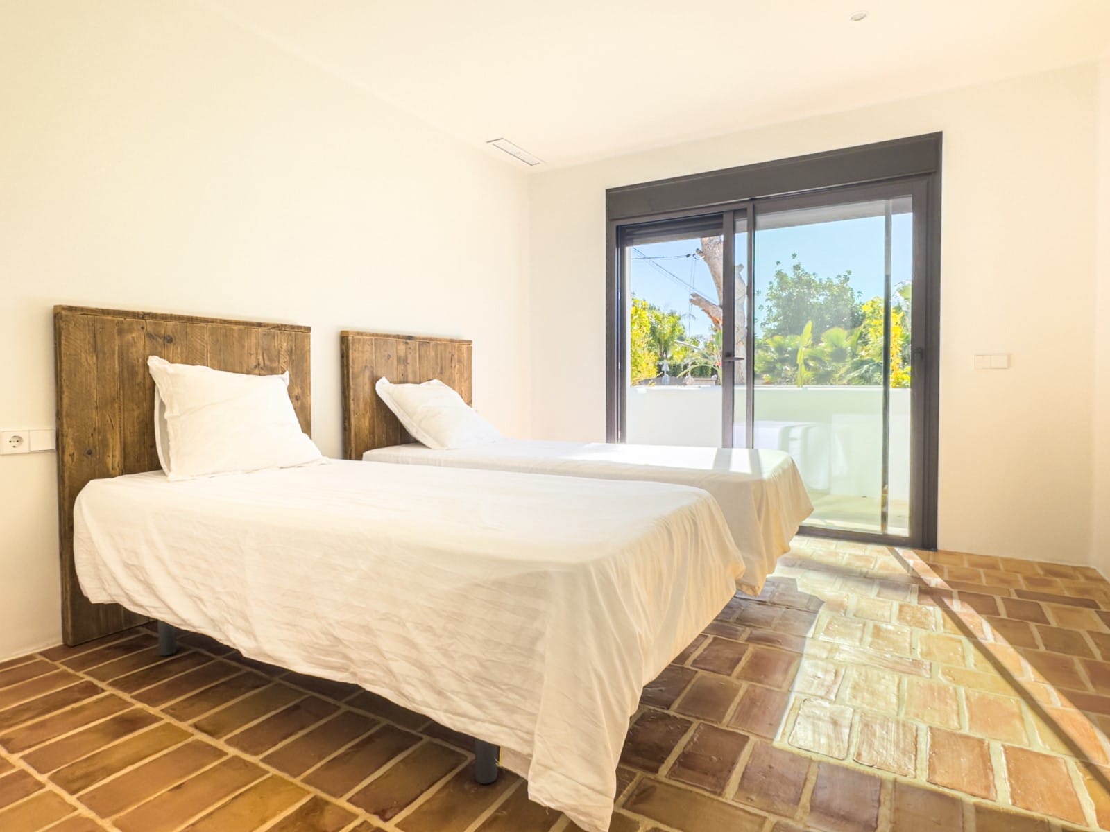 Ibizan-style villa with sea views for sale in Moraira, near El Portet and the Moraira Center.
