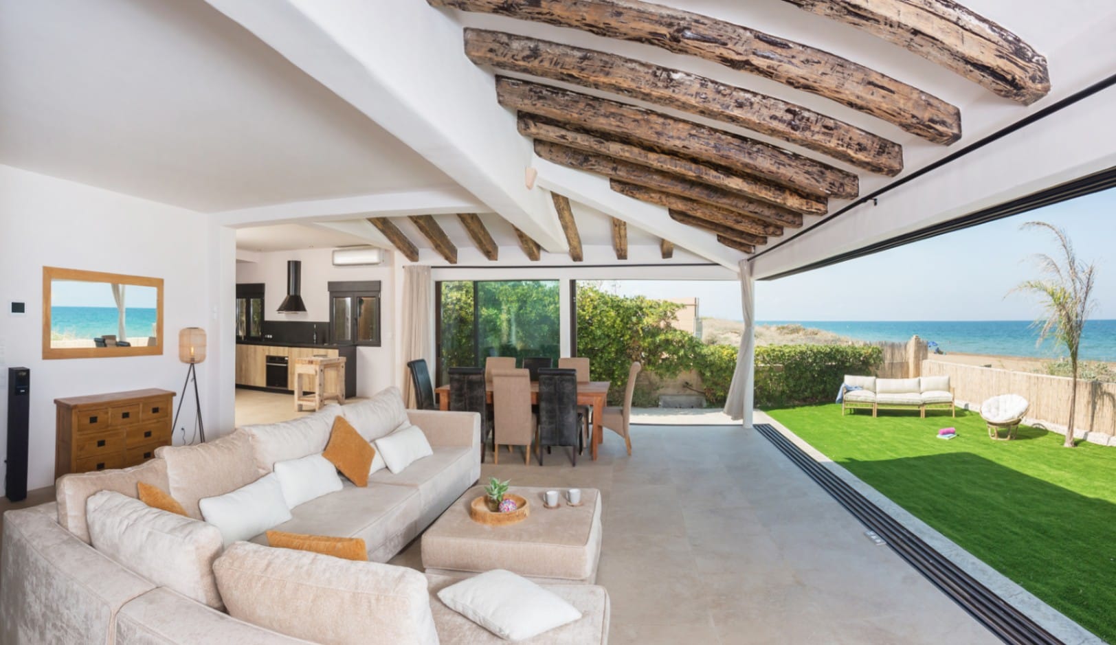 Villa de playa única con acceso directo a la playa en Denia