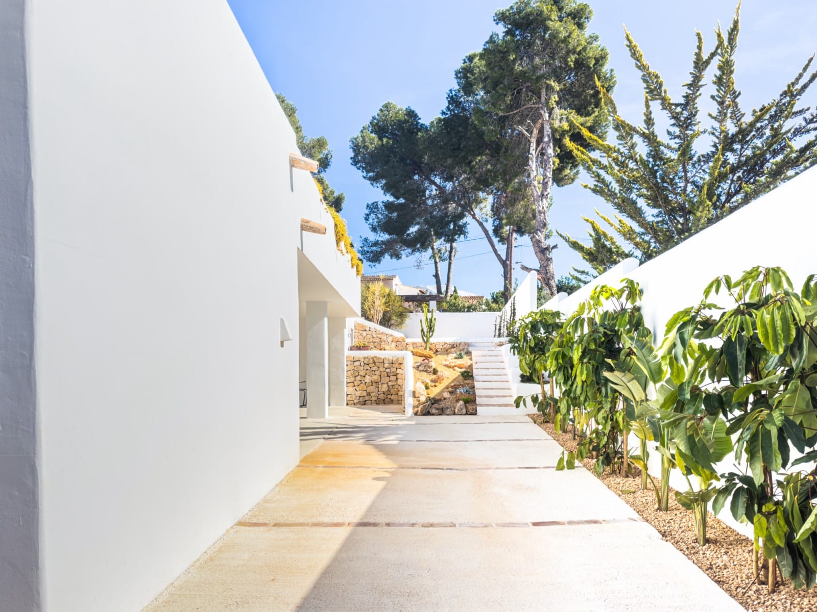 Ibizan-style villa with sea views for sale in Moraira, near El Portet and the Moraira Center.