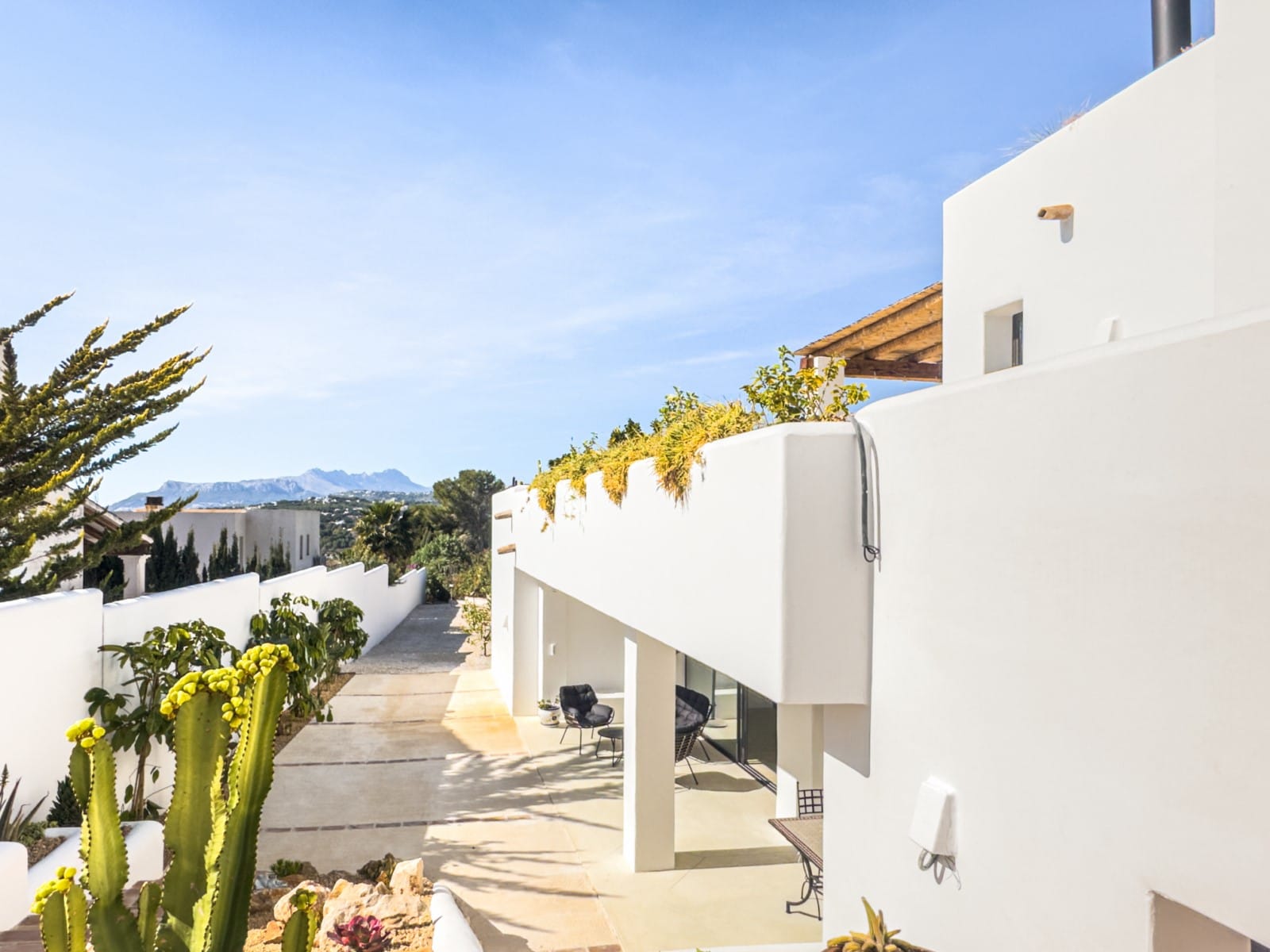 Ibizan-style villa with sea views for sale in Moraira, near El Portet and the Moraira Center.