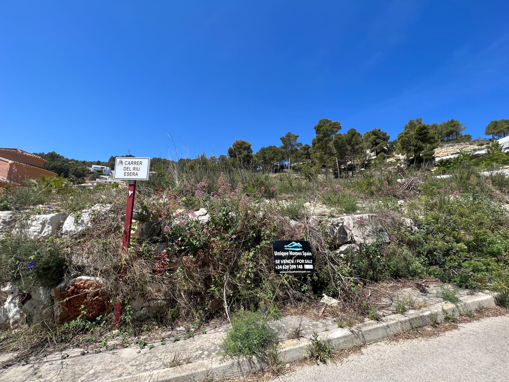 Fantástico proyecto de villa moderna con licencia y vistas al mar