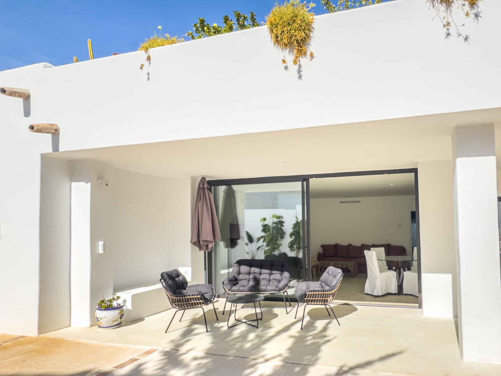Ibizan-style villa with sea views for sale in Moraira, near El Portet and the Moraira Center.