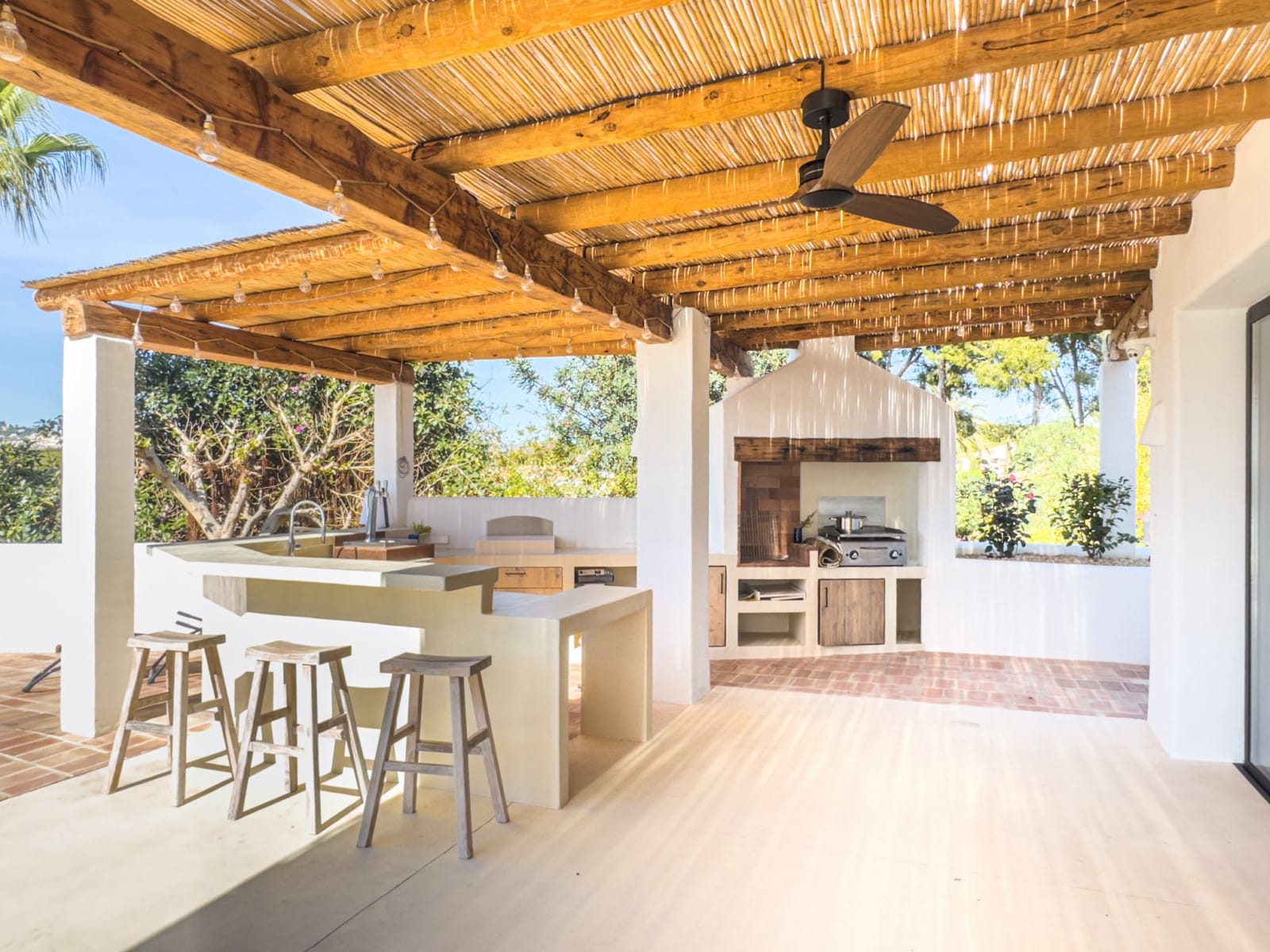 Ibizan-style villa with sea views for sale in Moraira, near El Portet and the Moraira Center.