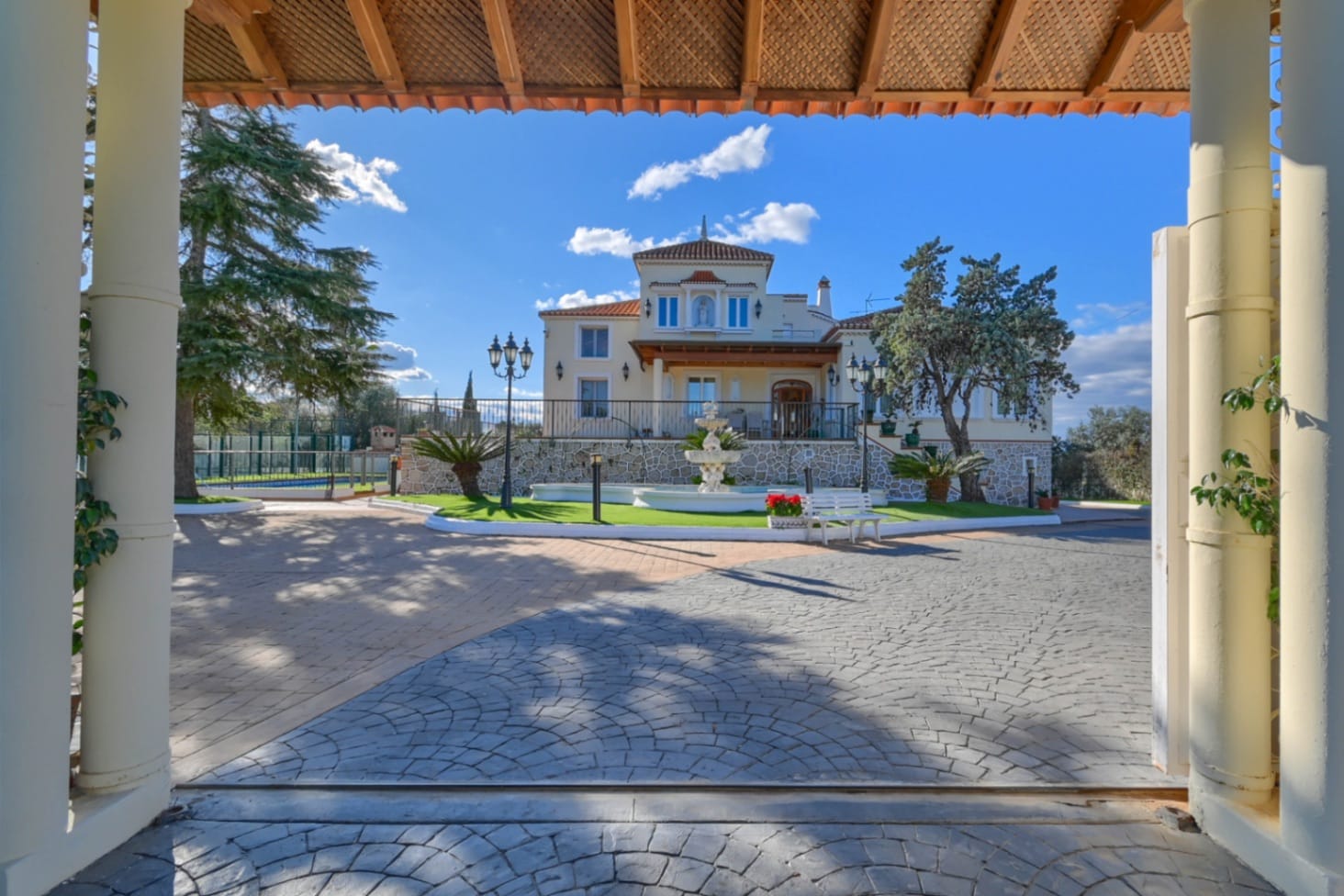JOYA ARQUITECTÓNICA, PISCINA, TENIS Y CASA DE INVITADOS EN ALZIRA