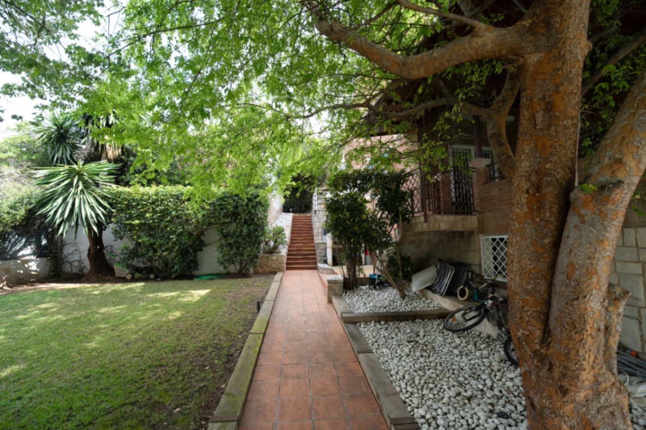 Chalet exclusivo con gran parcela y piscina junto a La Eliana, Valencia