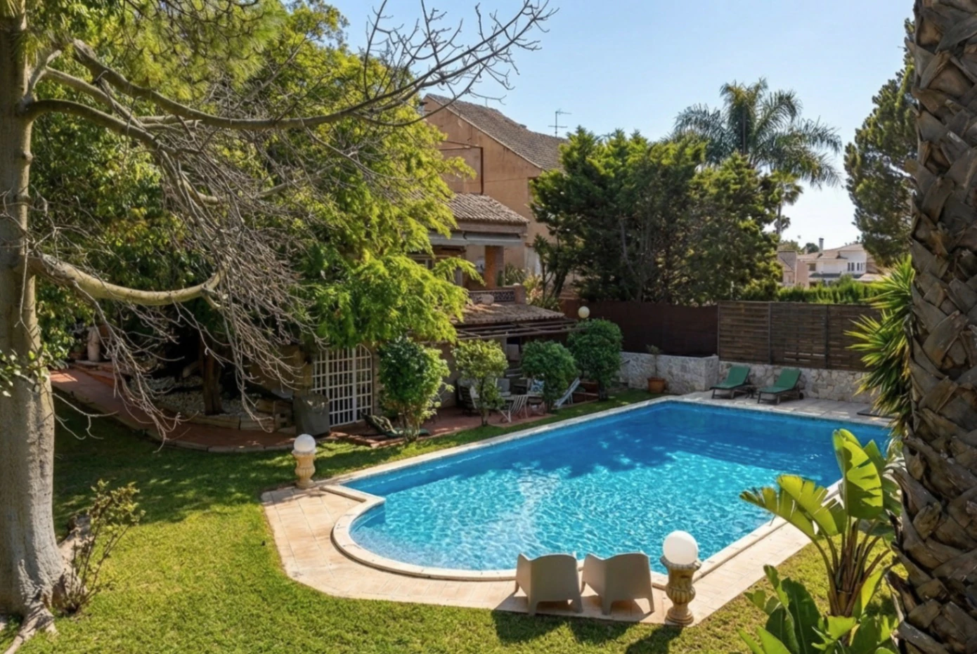 Chalet exclusivo con gran parcela y piscina junto a La Eliana, Valencia