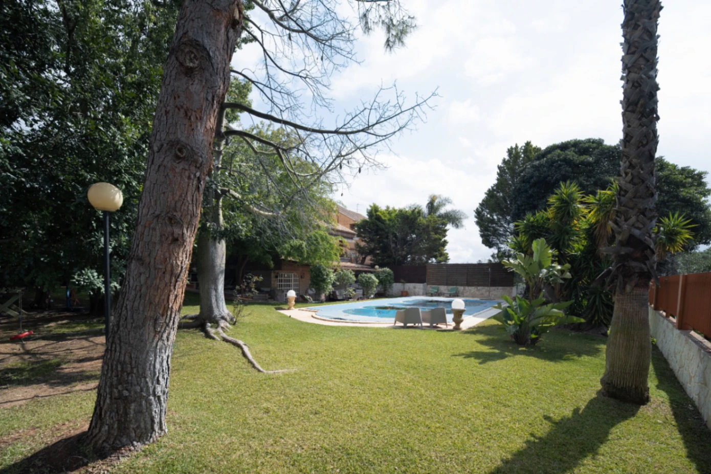 Chalet exclusivo con gran parcela y piscina junto a La Eliana, Valencia