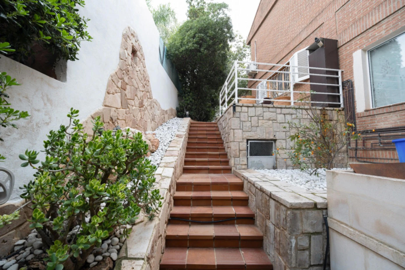 Chalet exclusivo con gran parcela y piscina junto a La Eliana, Valencia