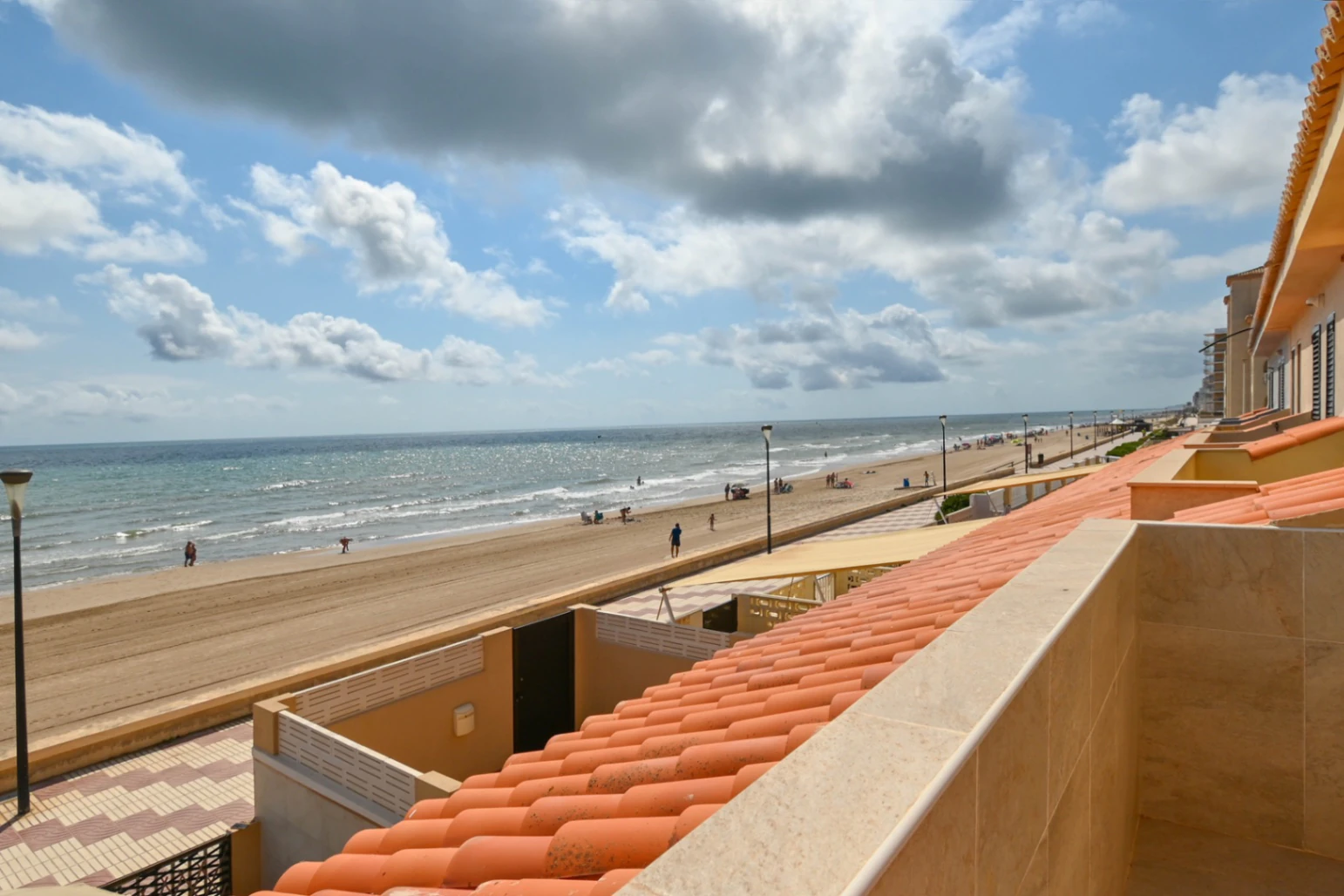Vivienda frente al mar con garaje, terraza y 4 dormitorios
