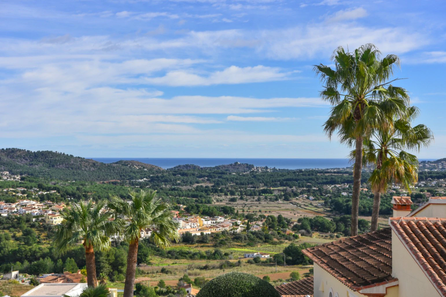 Villa en Benitachell con piscina, vistas al mar y energía solar